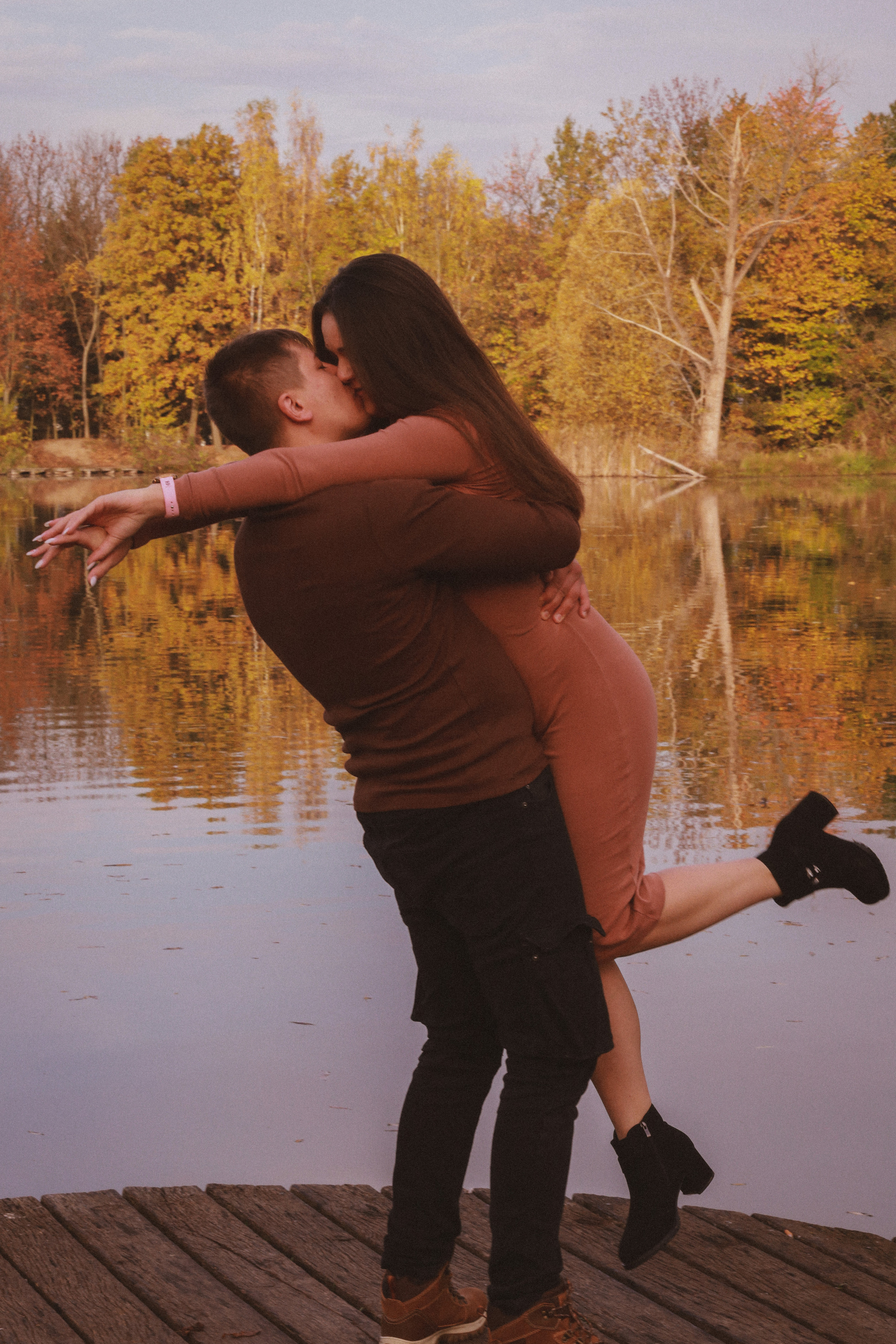 Podzimní focení v Praze na Vesteckém rybníku. Fotograf Praha a Plzeň. Lovestory, svatba, portrét, rodinné focení