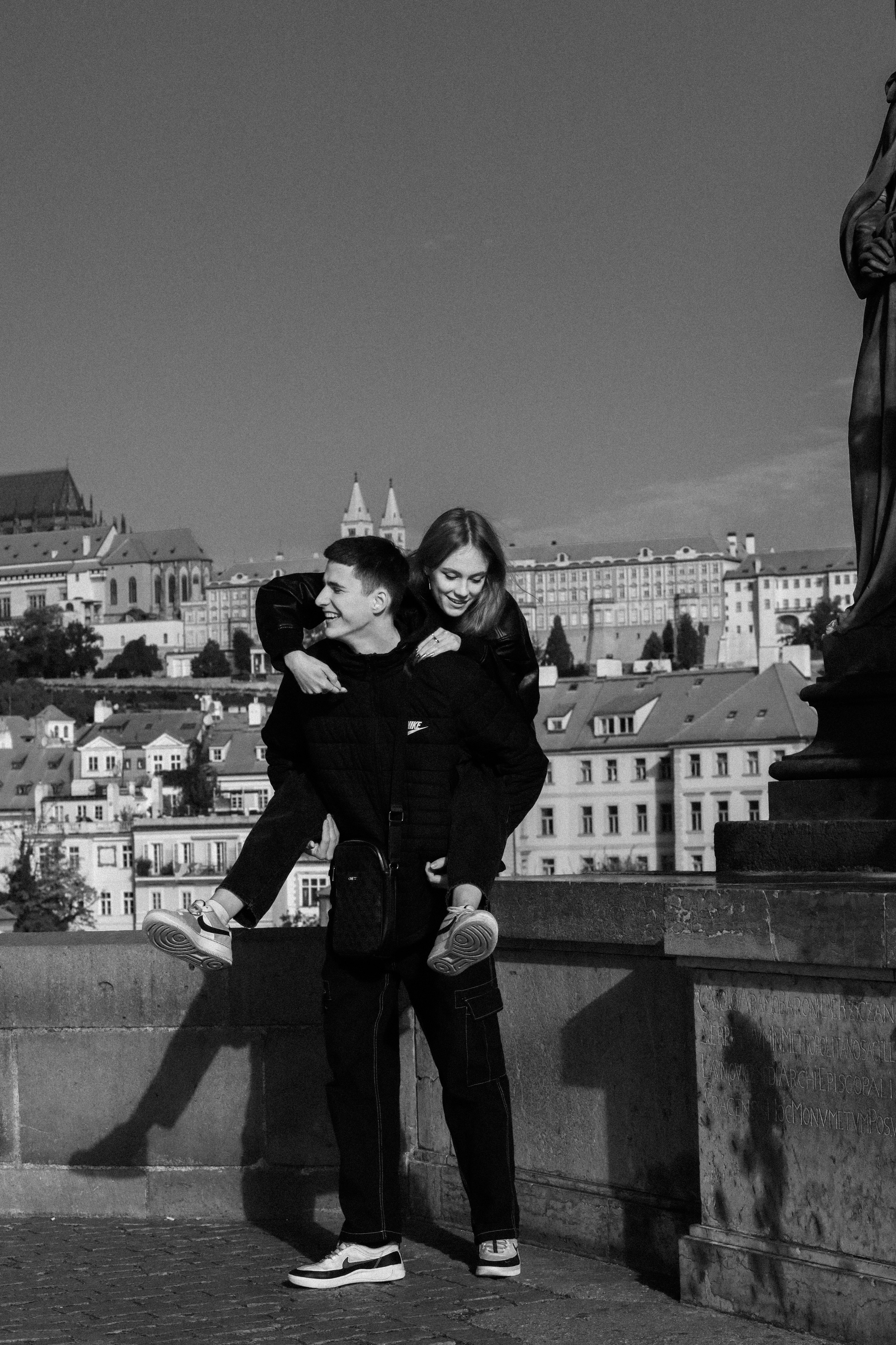 Photosession Lovestory on the Charles bridge Prague. Fotograf Praha a Plzeň. Lovestory, svatba, portrét, rodinné focení