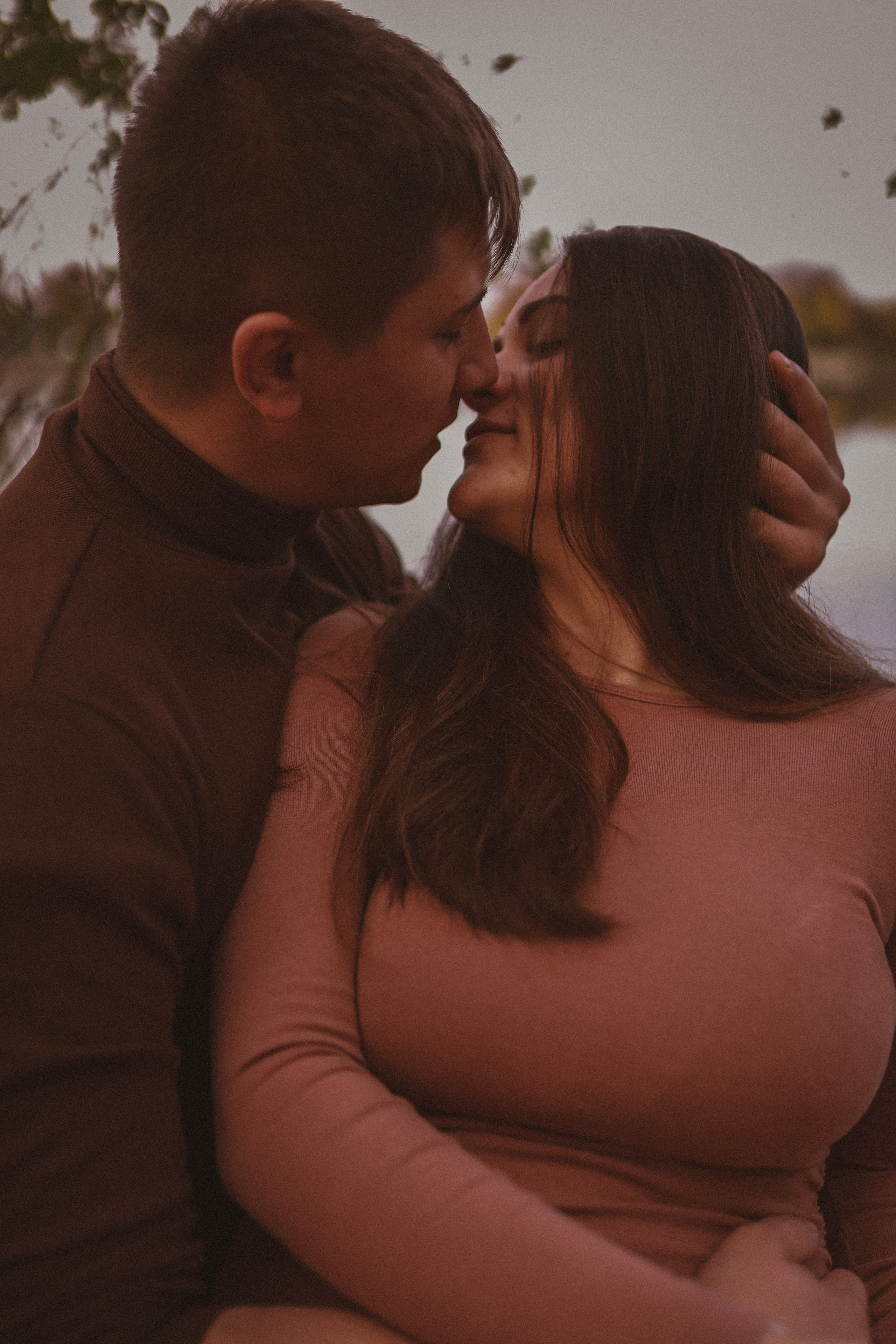 Podzimní focení v Praze na Vesteckém rybníku. Fotograf Praha a Plzeň. Lovestory, svatba, portrét, rodinné focení