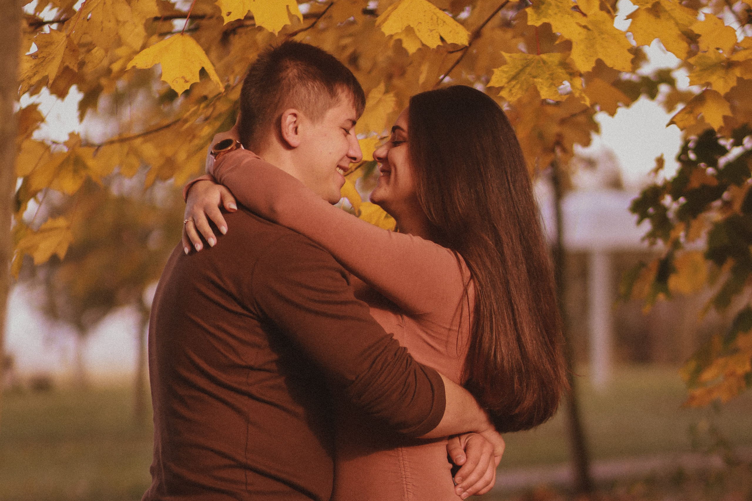 Podzimní focení v Praze na Vesteckém rybníku. Fotograf Praha a Plzeň. Lovestory, svatba, portrét, rodinné focení