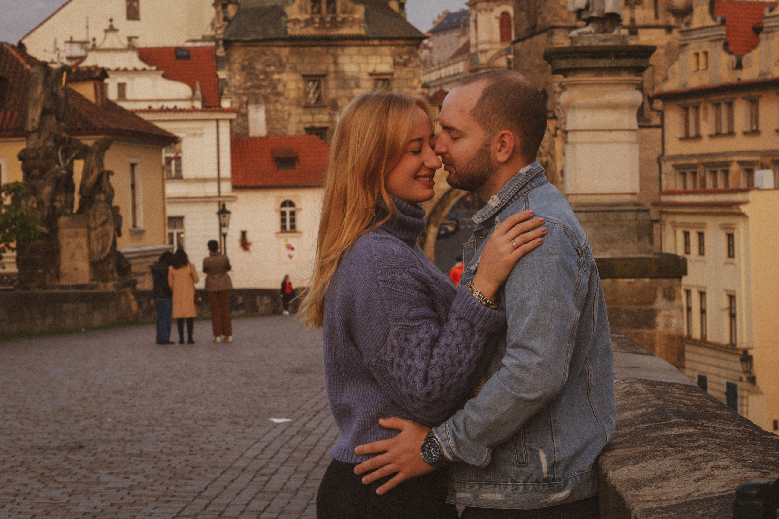 Лавстори на Карловом мосту, Прага. Fotograf Praha a Plzeň. Lovestory, svatba, portrét, rodinné focení