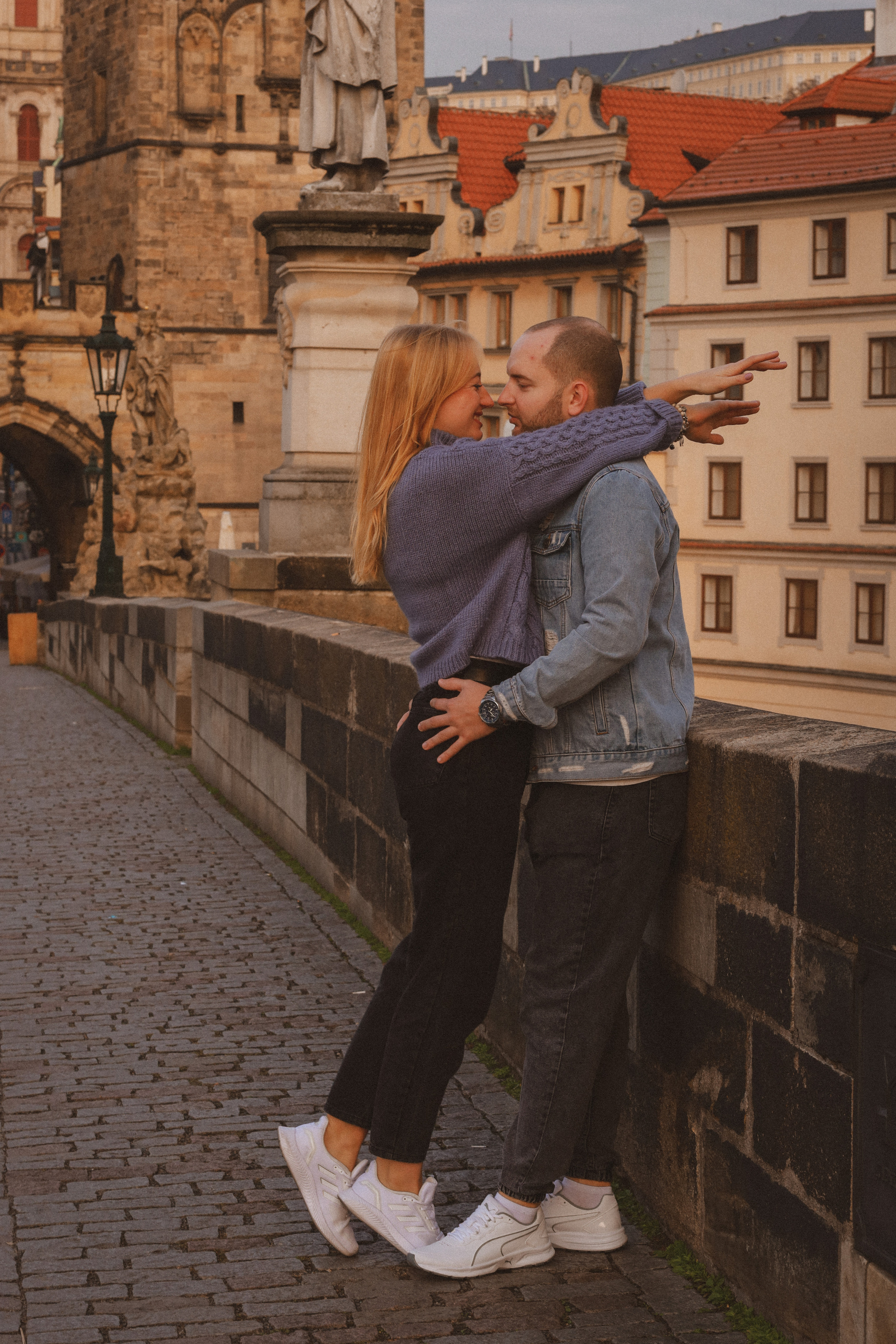 Лавстори на Карловом мосту, Прага. Fotograf Praha a Plzeň. Lovestory, svatba, portrét, rodinné focení