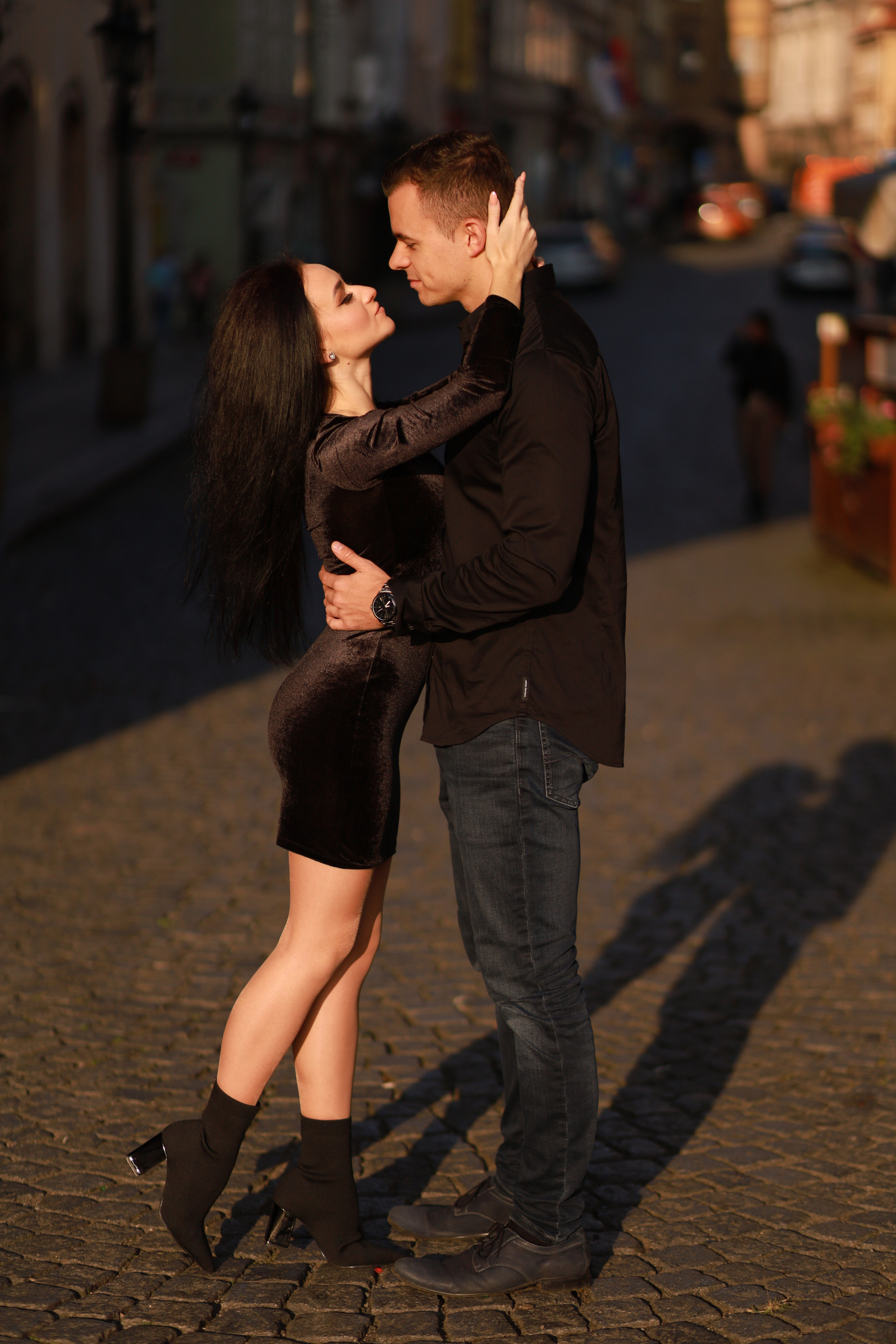 Фотосессия влюбленной пары на Карловом мосту. Fotograf Praha a Plzeň. Lovestory, svatba, portrét, rodinné focení