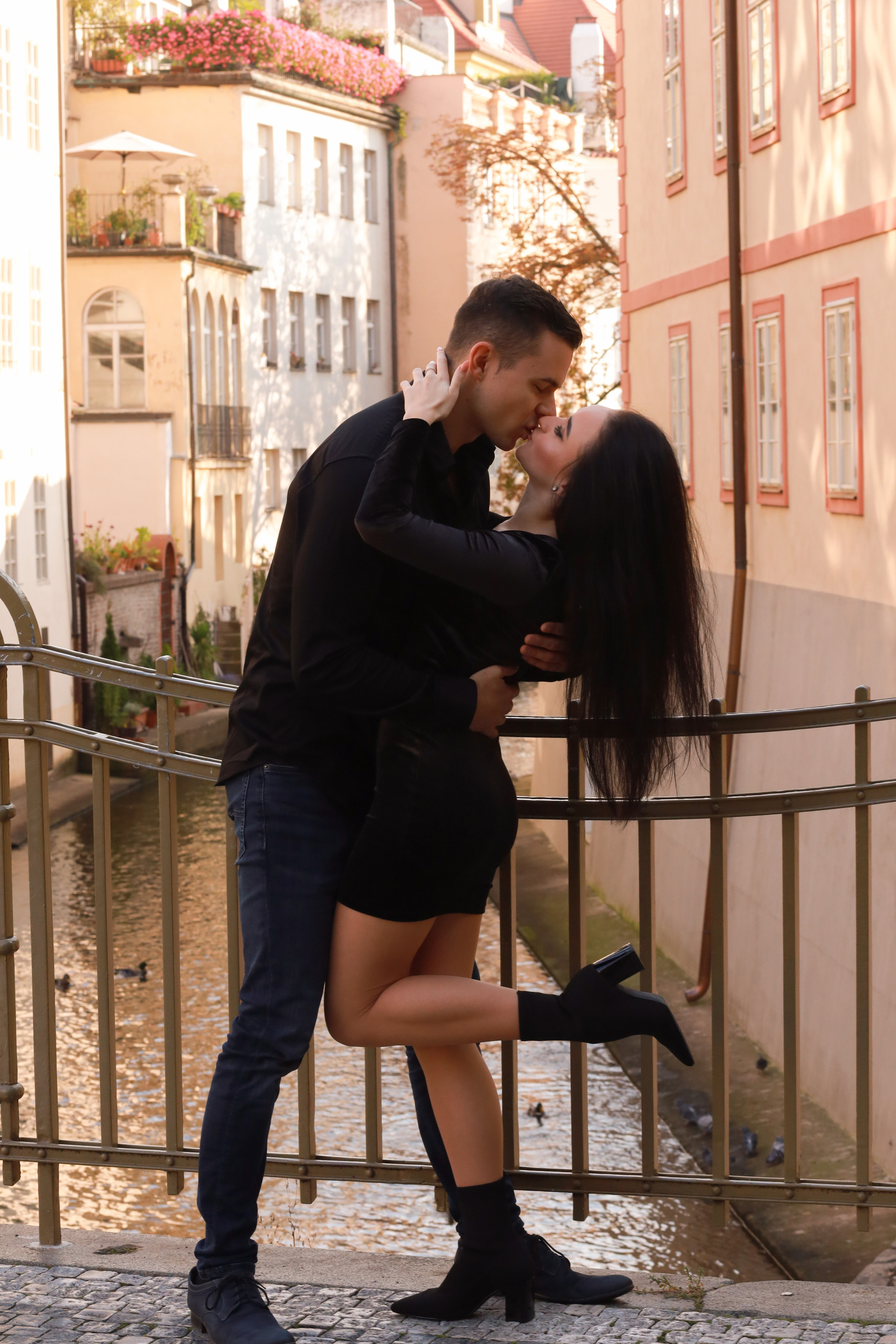 Фотосессия влюбленной пары на Карловом мосту. Fotograf Praha a Plzeň. Lovestory, svatba, portrét, rodinné focení