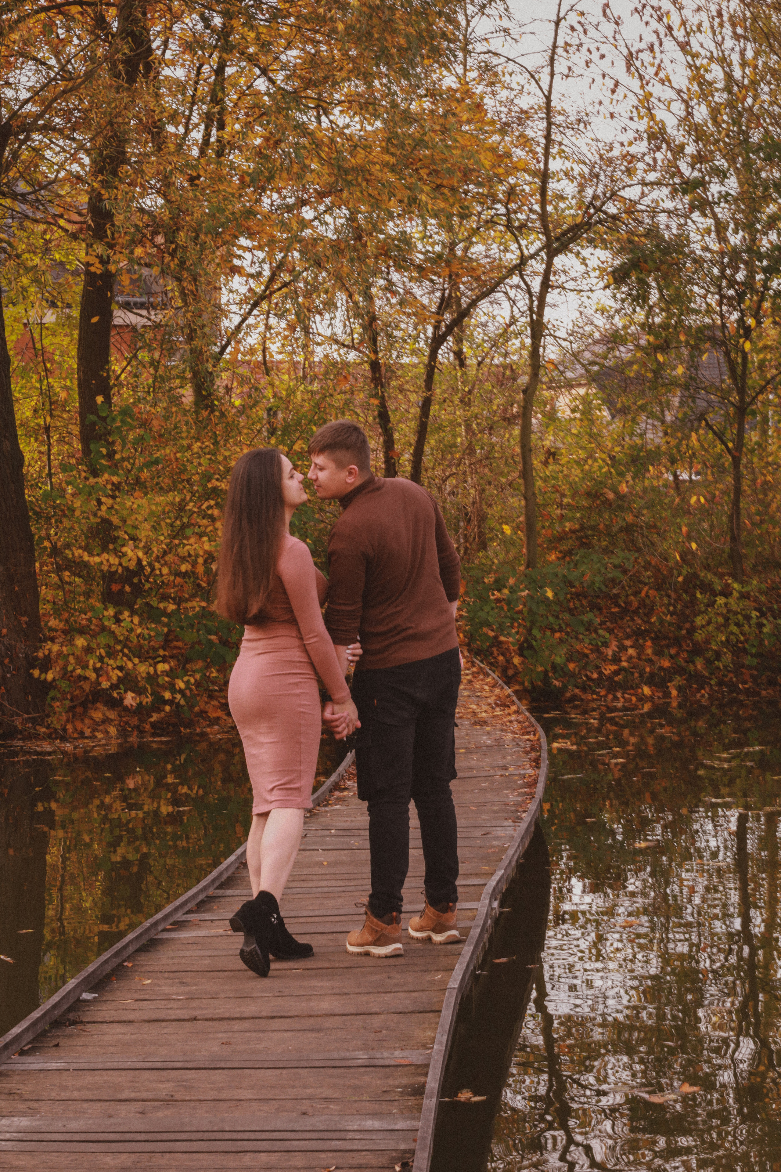 Podzimní focení v Praze na Vesteckém rybníku. Fotograf Praha a Plzeň. Lovestory, svatba, portrét, rodinné focení