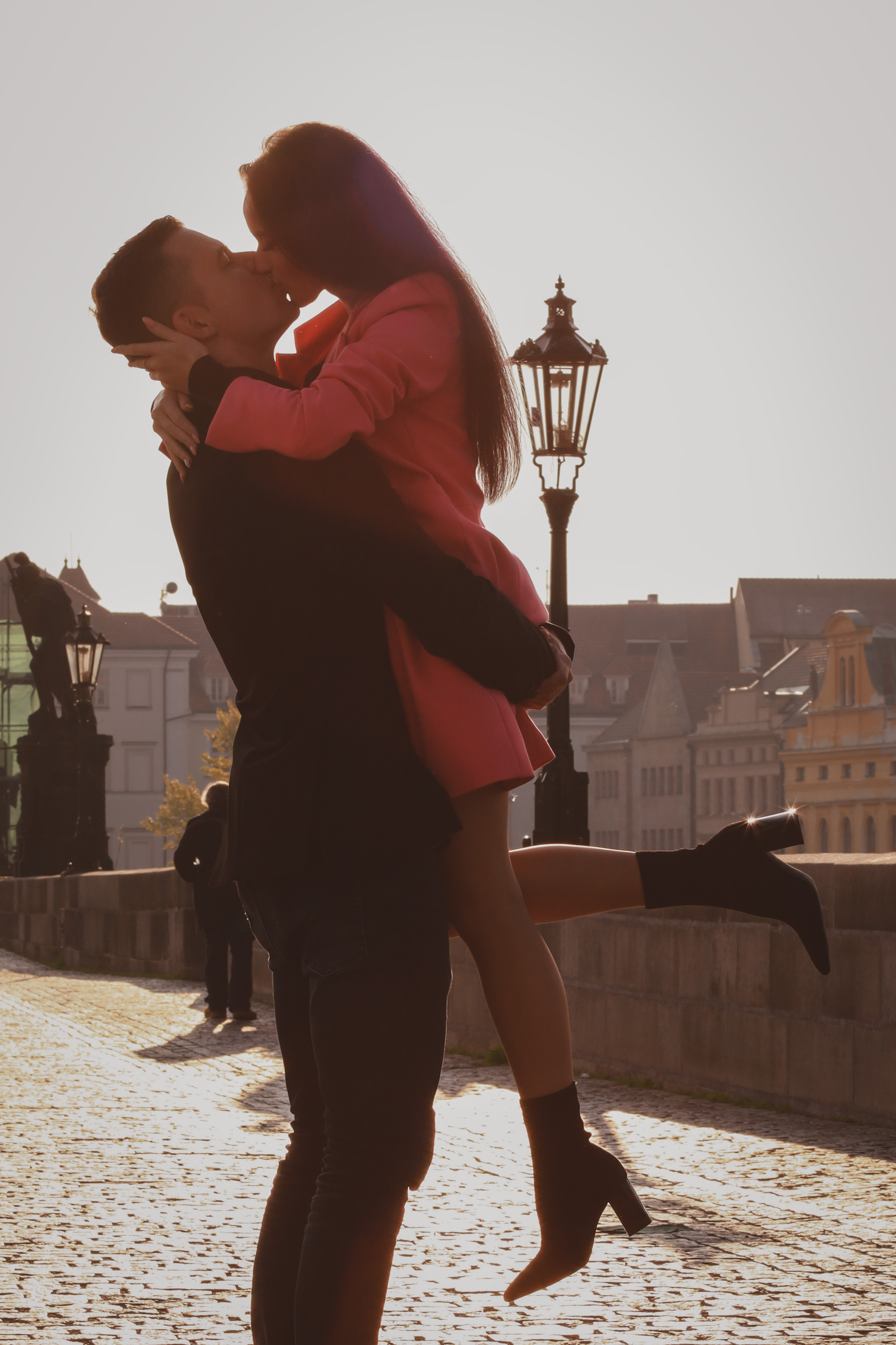 Фотосессия влюбленной пары на Карловом мосту. Fotograf Praha a Plzeň. Lovestory, svatba, portrét, rodinné focení