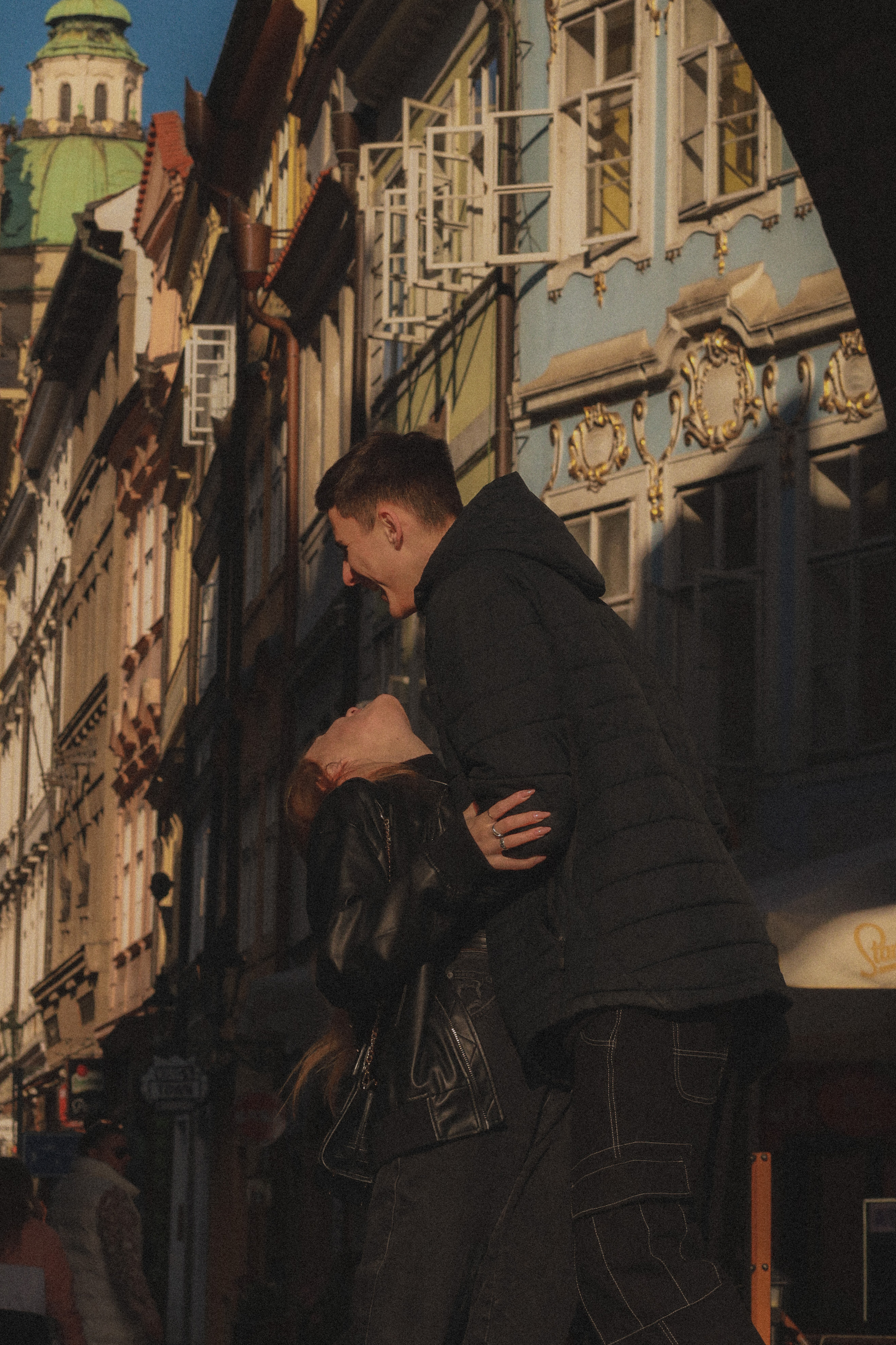 Photosession Lovestory on the Charles bridge Prague. Fotograf Praha a Plzeň. Lovestory, svatba, portrét, rodinné focení