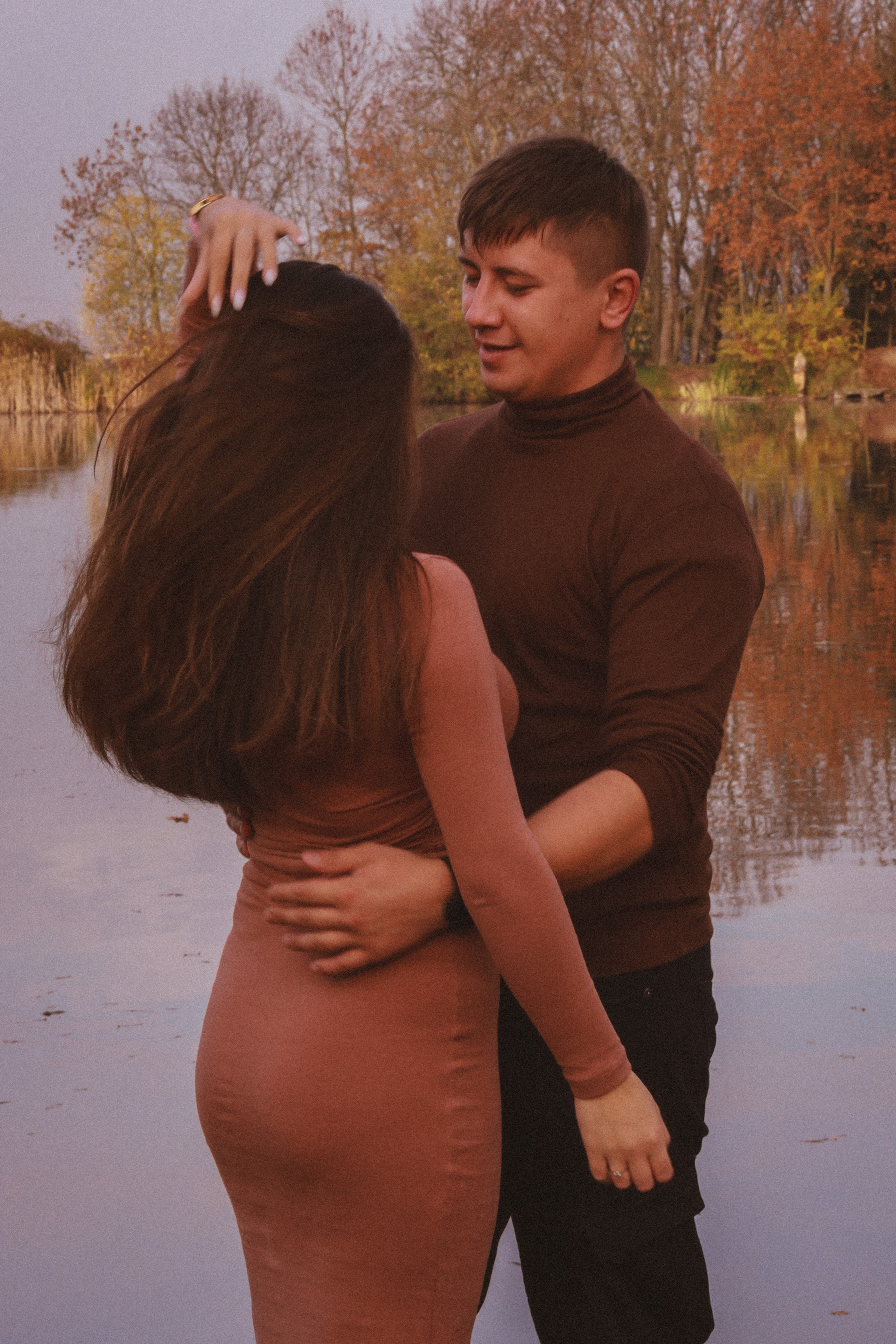 Podzimní focení v Praze na Vesteckém rybníku. Fotograf Praha a Plzeň. Lovestory, svatba, portrét, rodinné focení