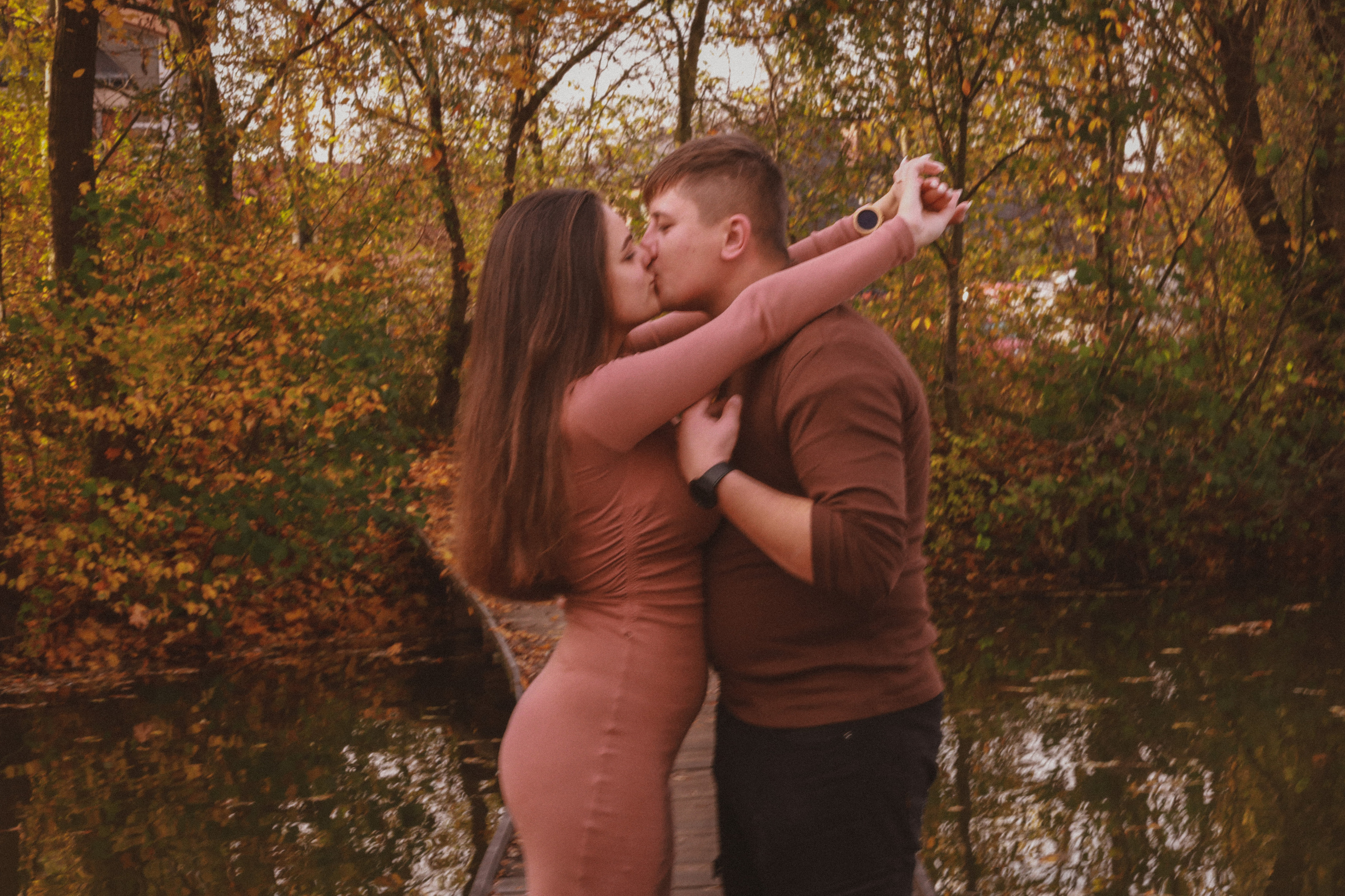 Podzimní focení v Praze na Vesteckém rybníku. Fotograf Praha a Plzeň. Lovestory, svatba, portrét, rodinné focení