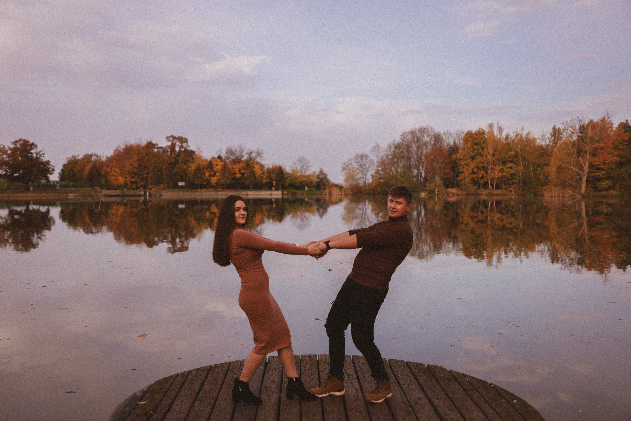 Podzimní focení v Praze na Vesteckém rybníku. Fotograf Praha a Plzeň. Lovestory, svatba, portrét, rodinné focení