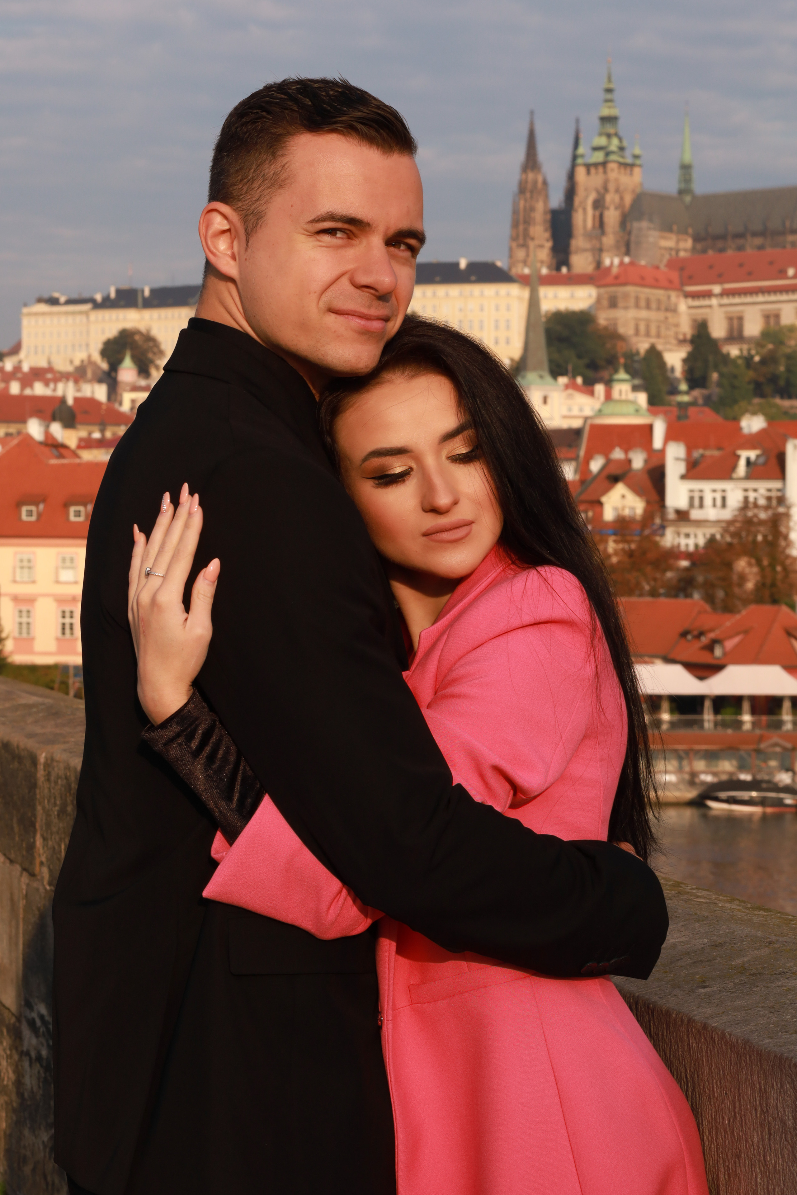 Фотосессия влюбленной пары на Карловом мосту. Fotograf Praha a Plzeň. Lovestory, svatba, portrét, rodinné focení