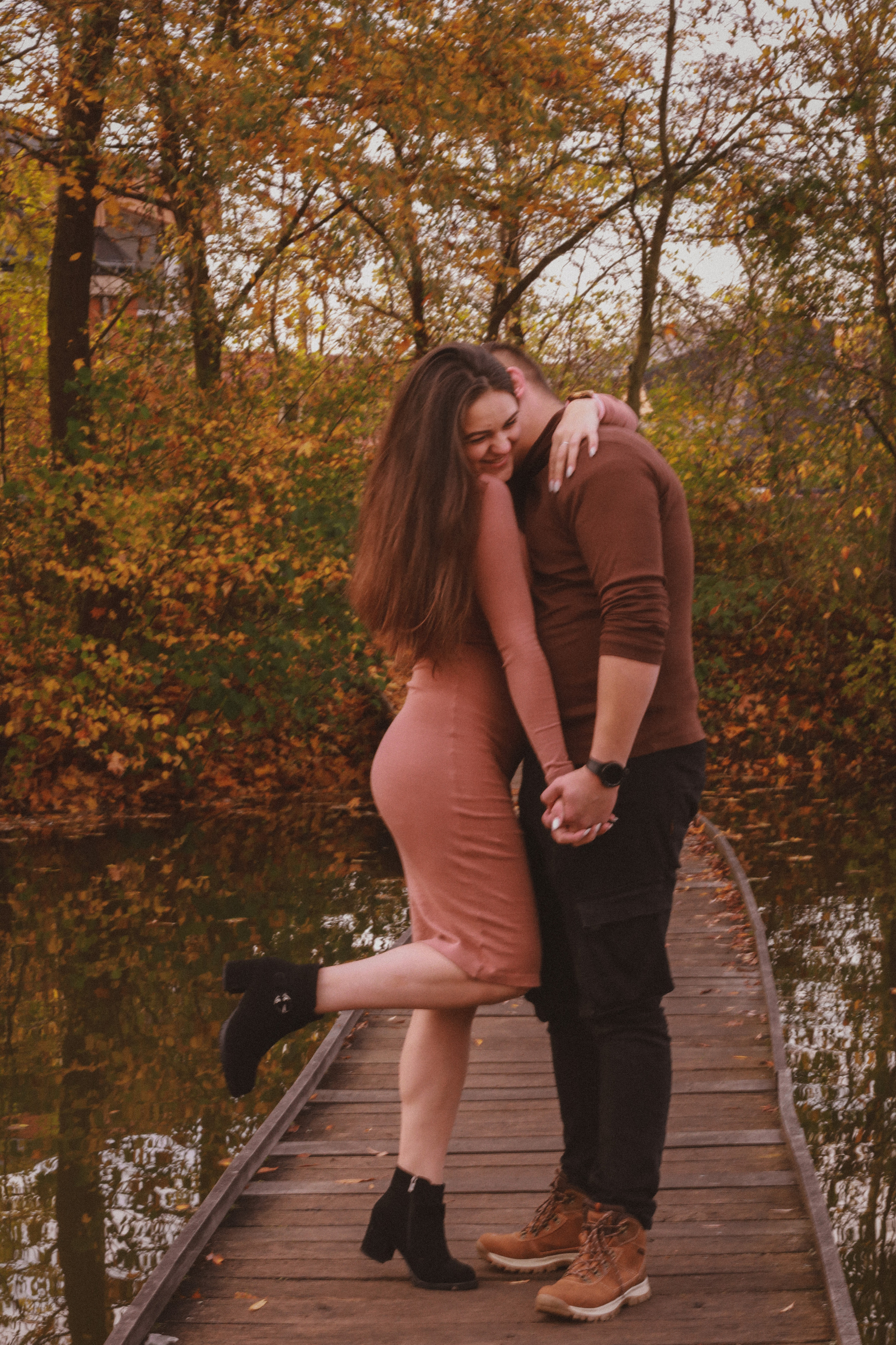 Podzimní focení v Praze na Vesteckém rybníku. Fotograf Praha a Plzeň. Lovestory, svatba, portrét, rodinné focení