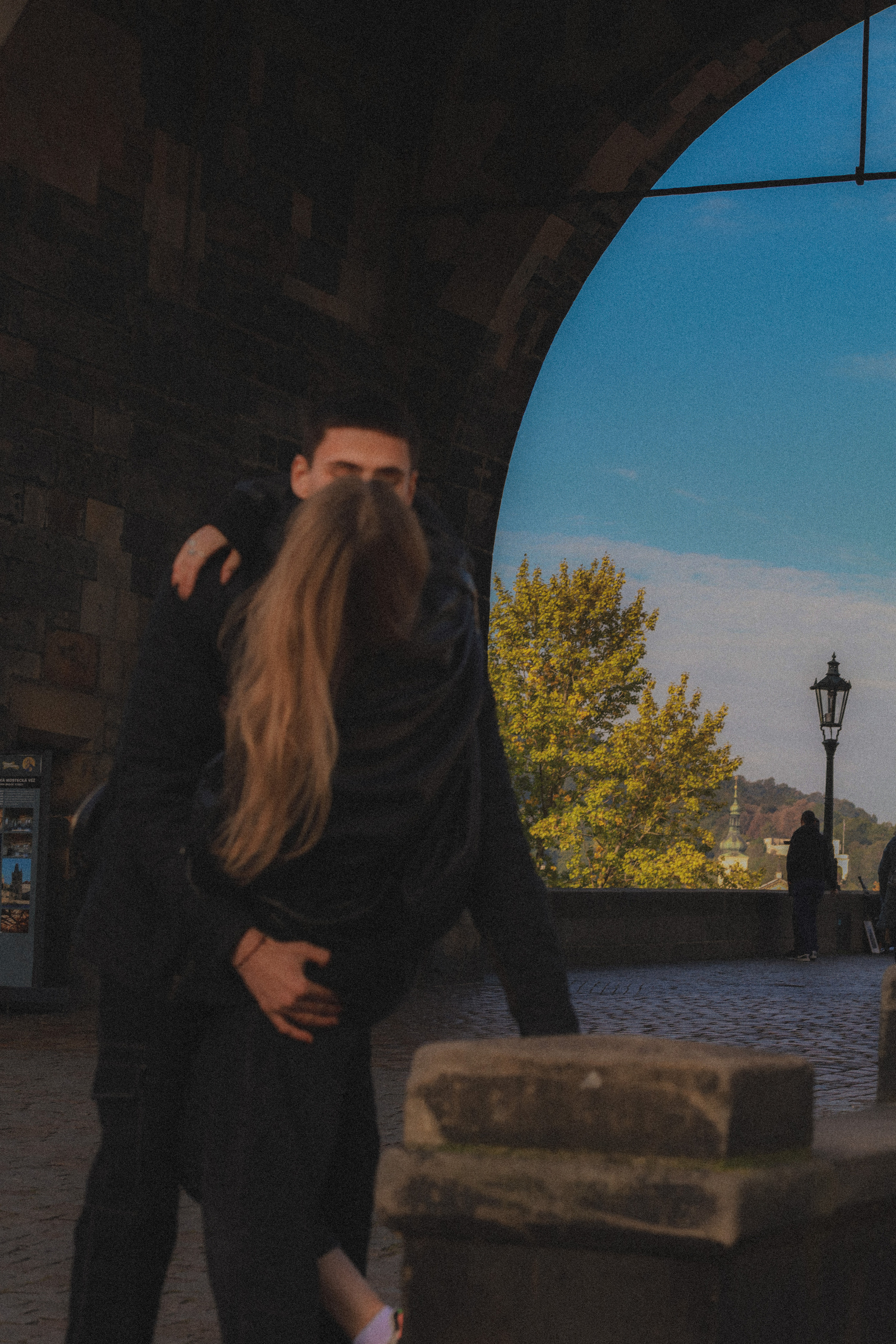 Photosession Lovestory on the Charles bridge Prague. Fotograf Praha a Plzeň. Lovestory, svatba, portrét, rodinné focení
