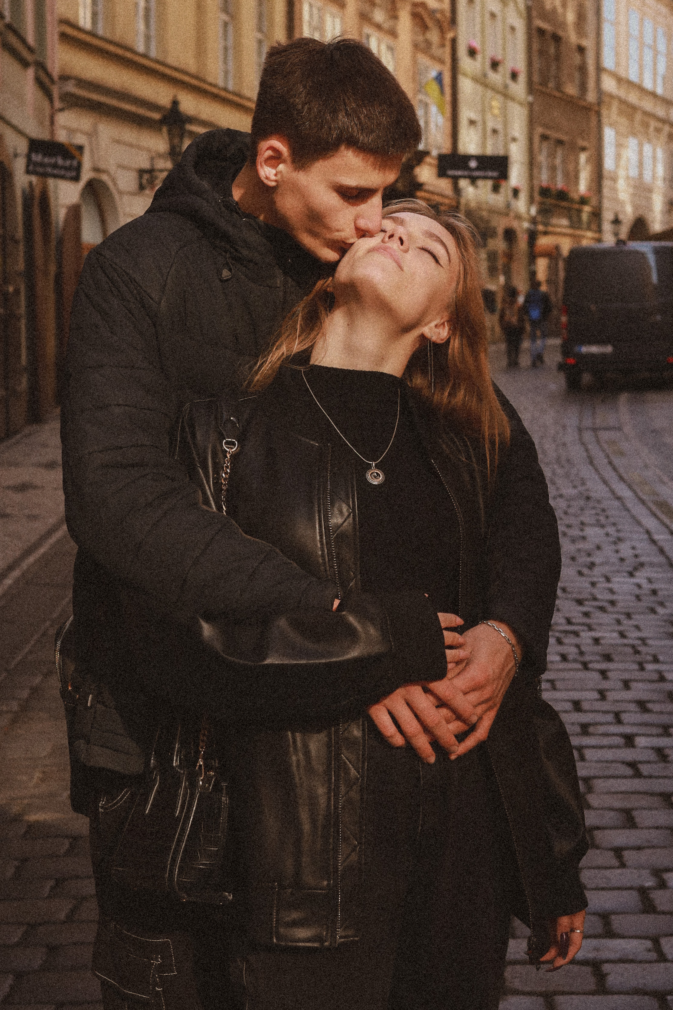 Photosession Lovestory on the Charles bridge Prague. Fotograf Praha a Plzeň. Lovestory, svatba, portrét, rodinné focení