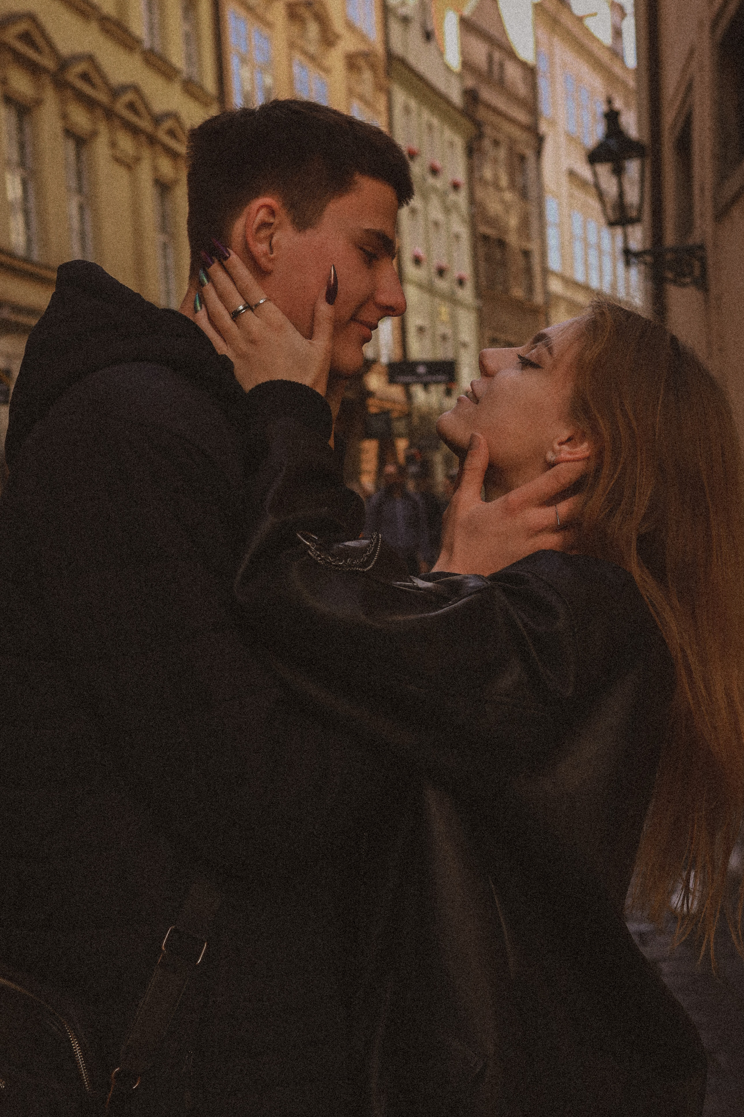 Photosession Lovestory on the Charles bridge Prague. Fotograf Praha a Plzeň. Lovestory, svatba, portrét, rodinné focení
