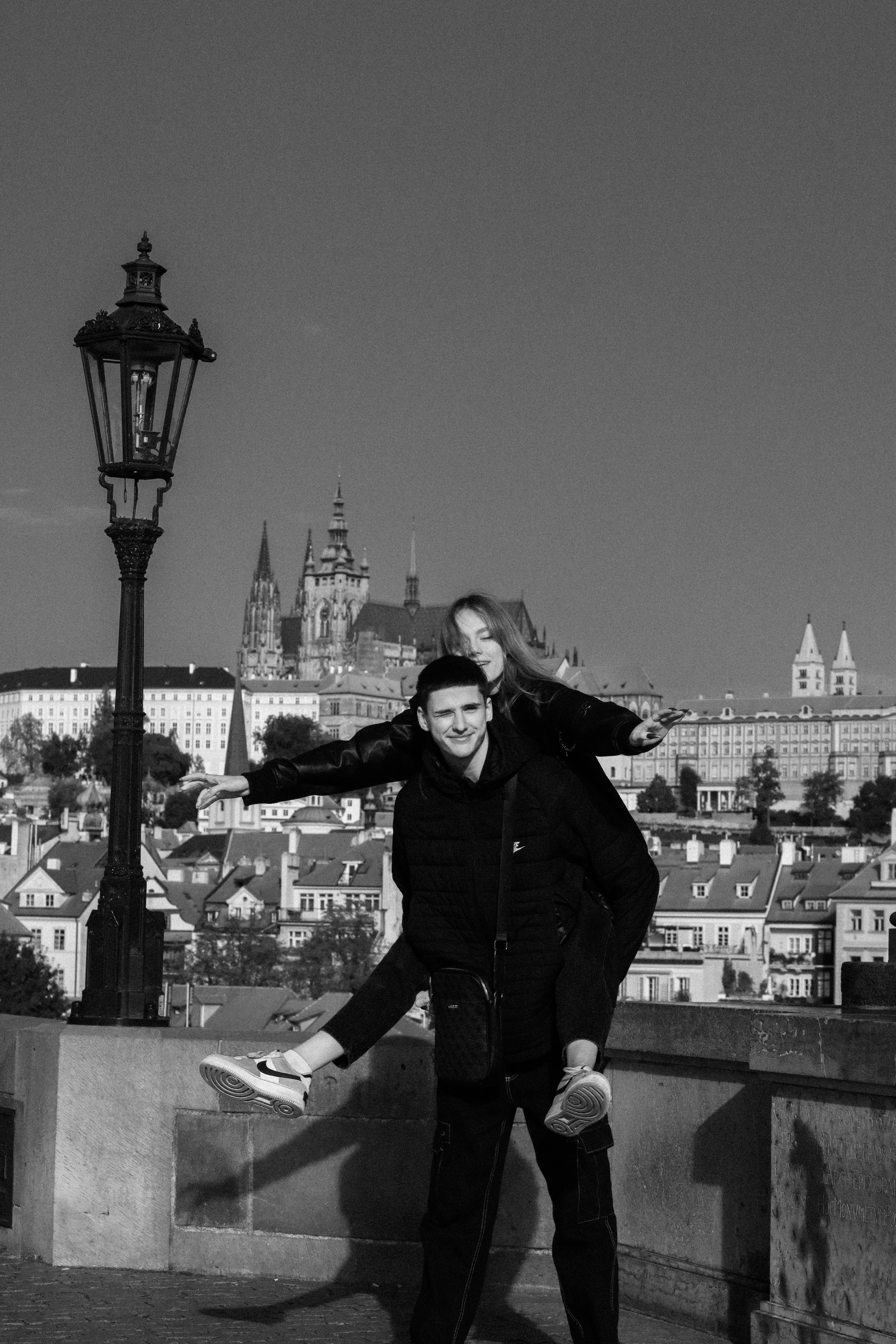 Photosession Lovestory on the Charles bridge Prague. Fotograf Praha a Plzeň. Lovestory, svatba, portrét, rodinné focení