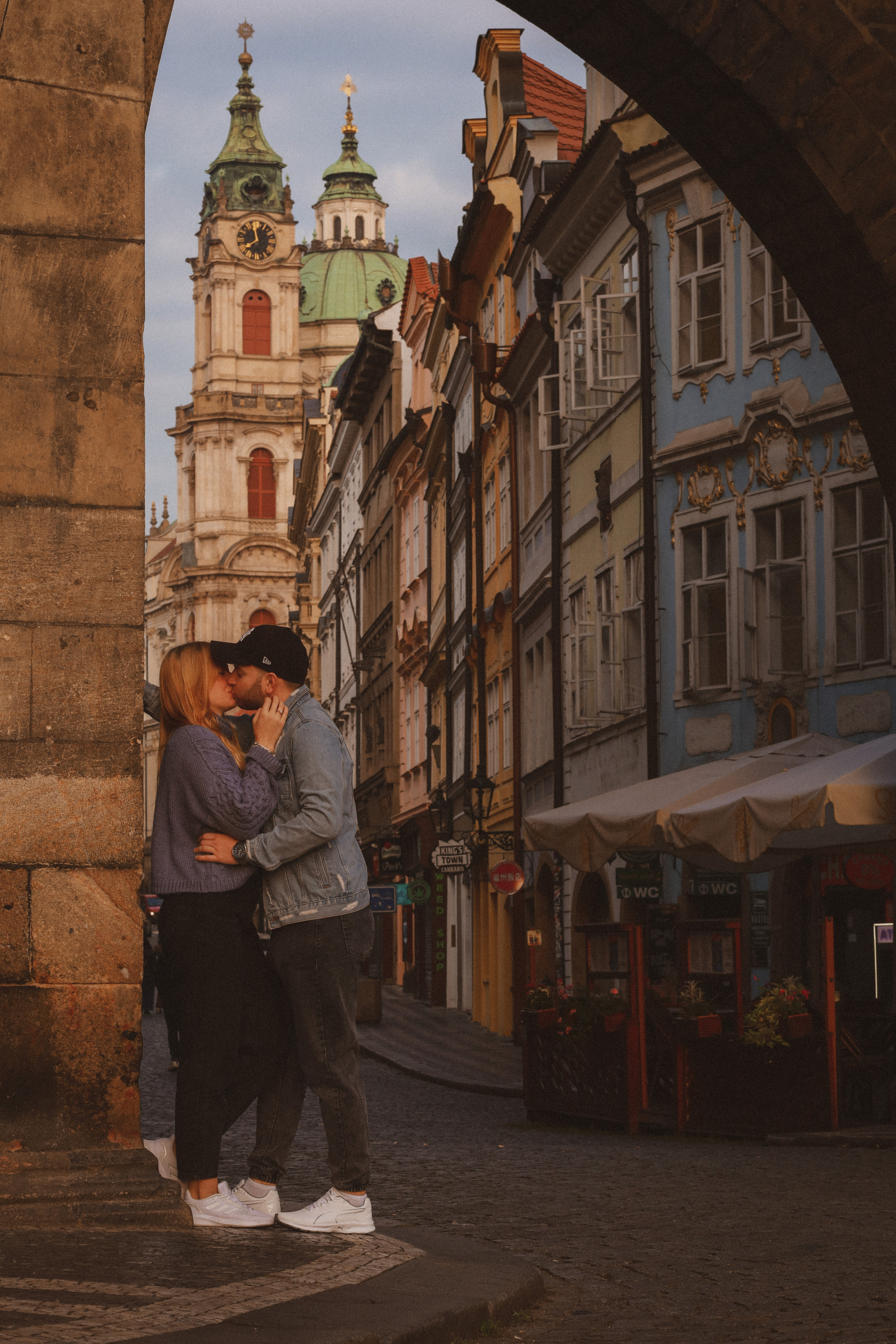 Лавстори на Карловом мосту, Прага. Fotograf Praha a Plzeň. Lovestory, svatba, portrét, rodinné focení