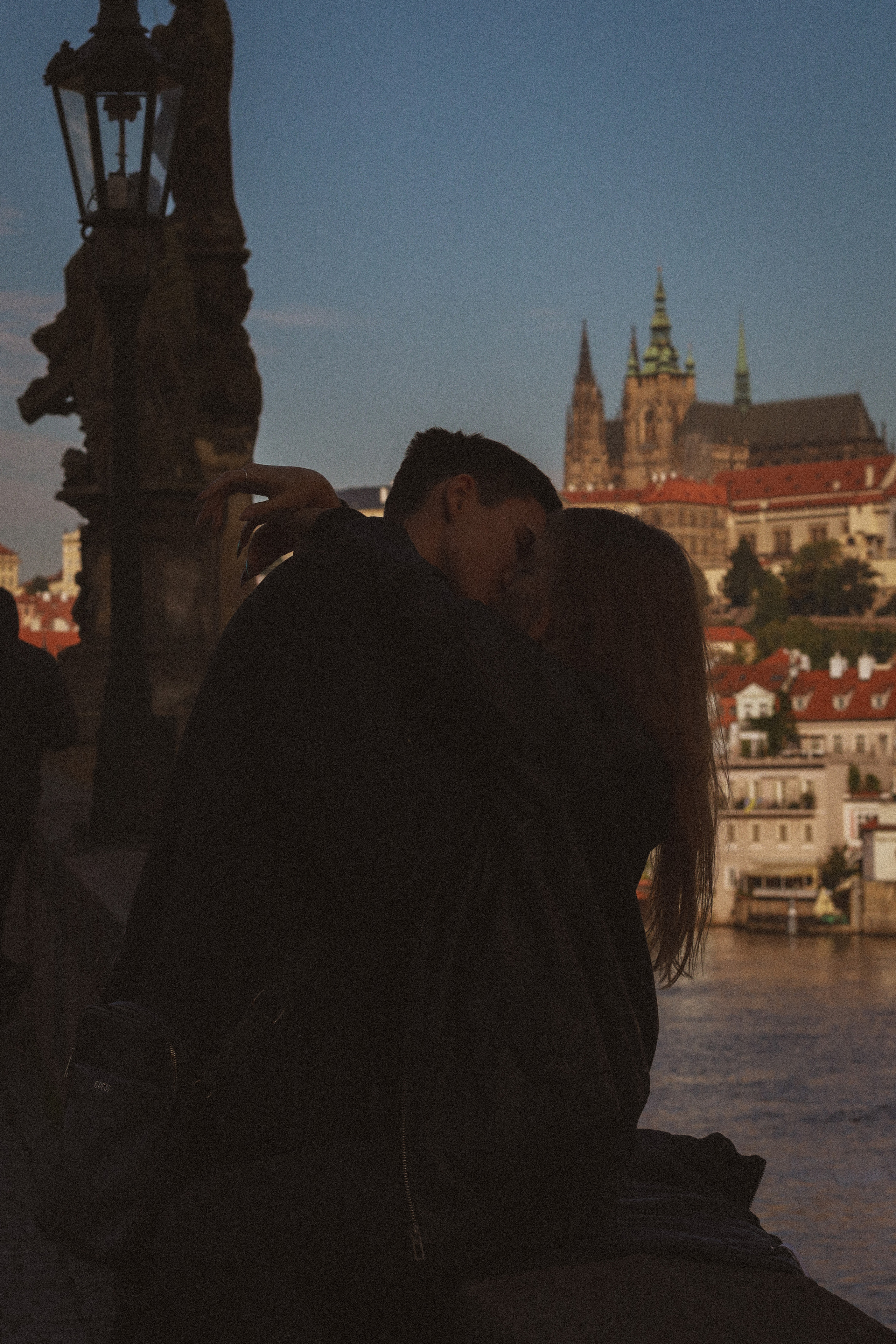 Photosession Lovestory on the Charles bridge Prague. Fotograf Praha a Plzeň. Lovestory, svatba, portrét, rodinné focení