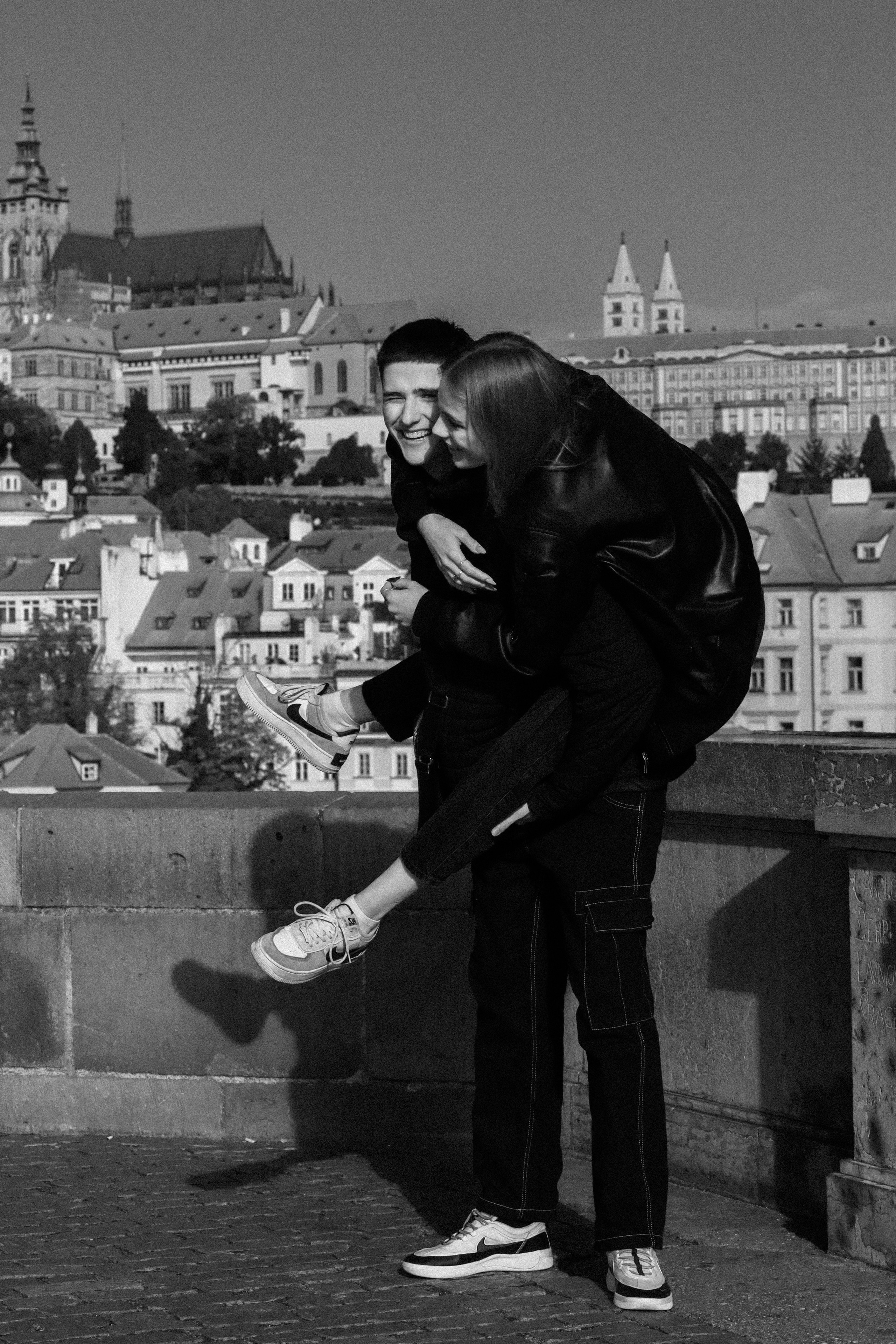 Photosession Lovestory on the Charles bridge Prague. Fotograf Praha a Plzeň. Lovestory, svatba, portrét, rodinné focení