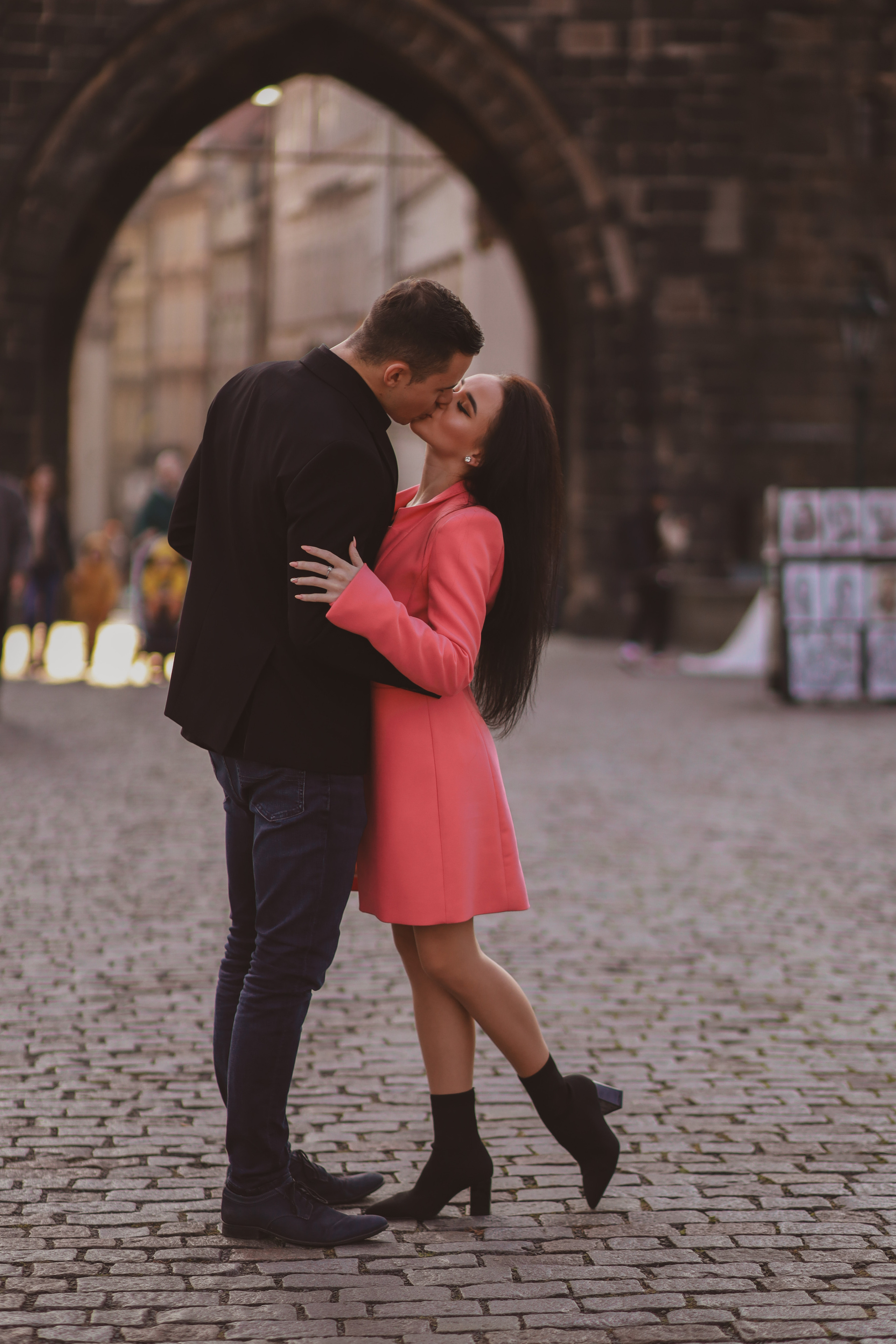 Фотосессия влюбленной пары на Карловом мосту. Fotograf Praha a Plzeň. Lovestory, svatba, portrét, rodinné focení