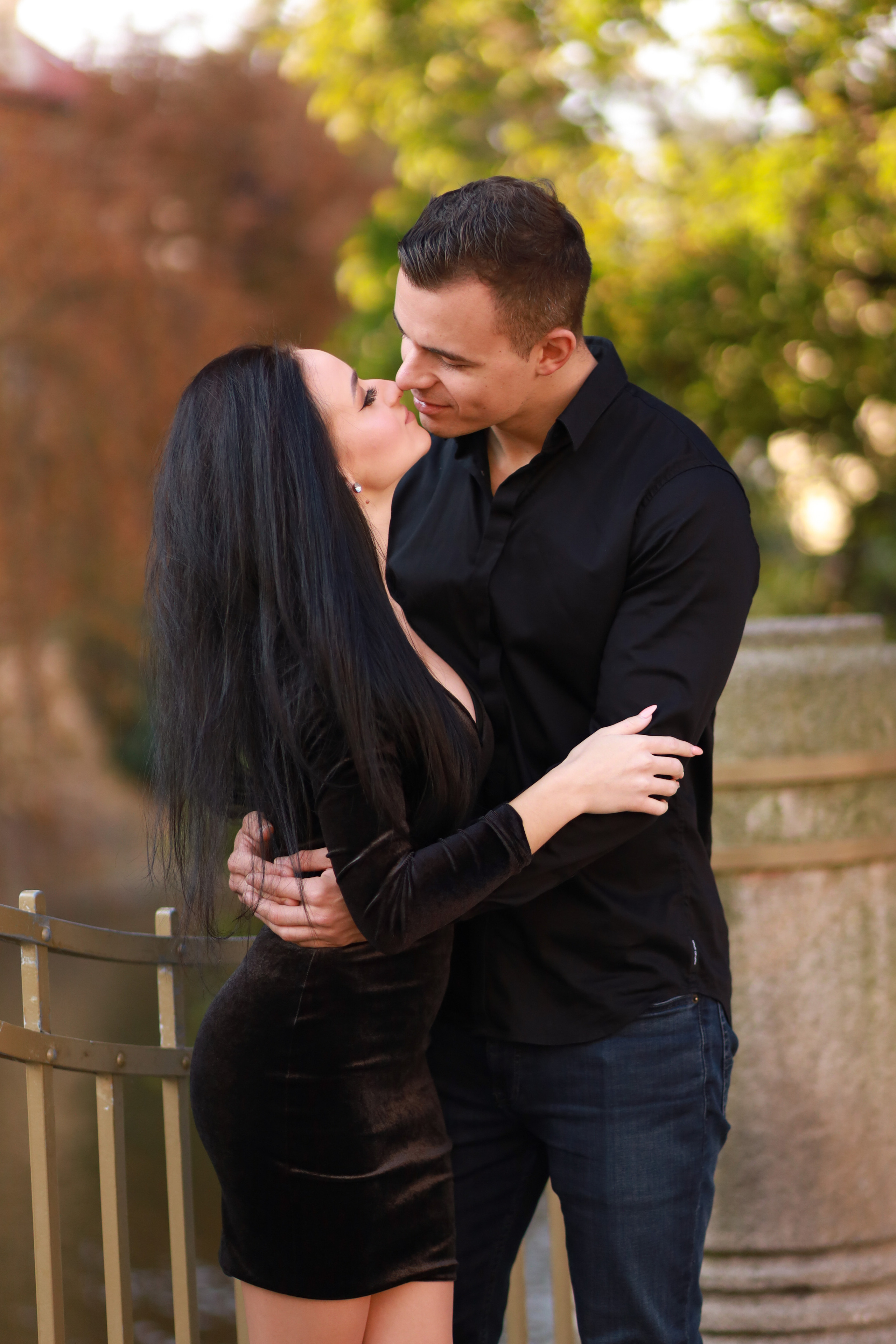 Фотосессия влюбленной пары на Карловом мосту. Fotograf Praha a Plzeň. Lovestory, svatba, portrét, rodinné focení