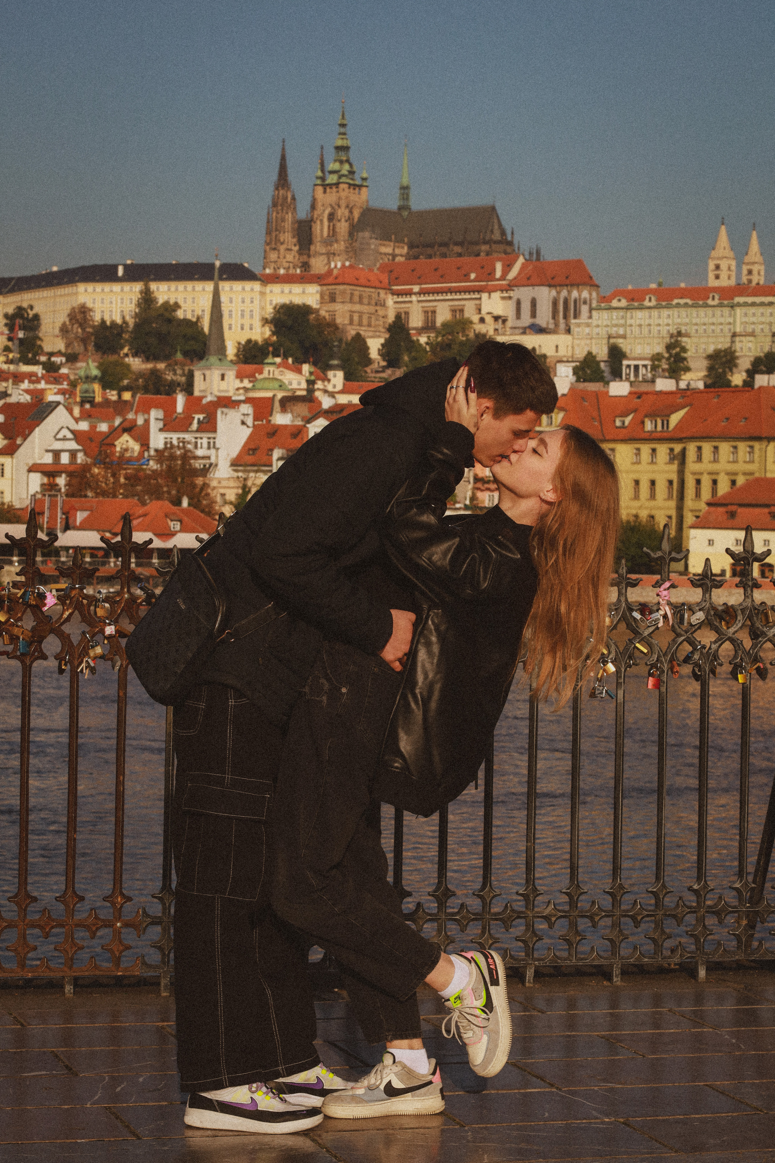 Photosession Lovestory on the Charles bridge Prague. Fotograf Praha a Plzeň. Lovestory, svatba, portrét, rodinné focení