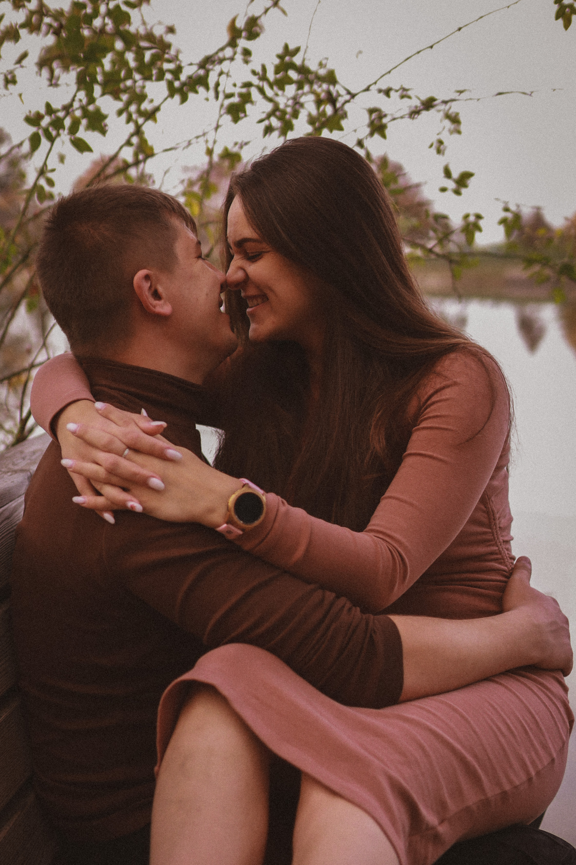 Podzimní focení v Praze na Vesteckém rybníku. Fotograf Praha a Plzeň. Lovestory, svatba, portrét, rodinné focení