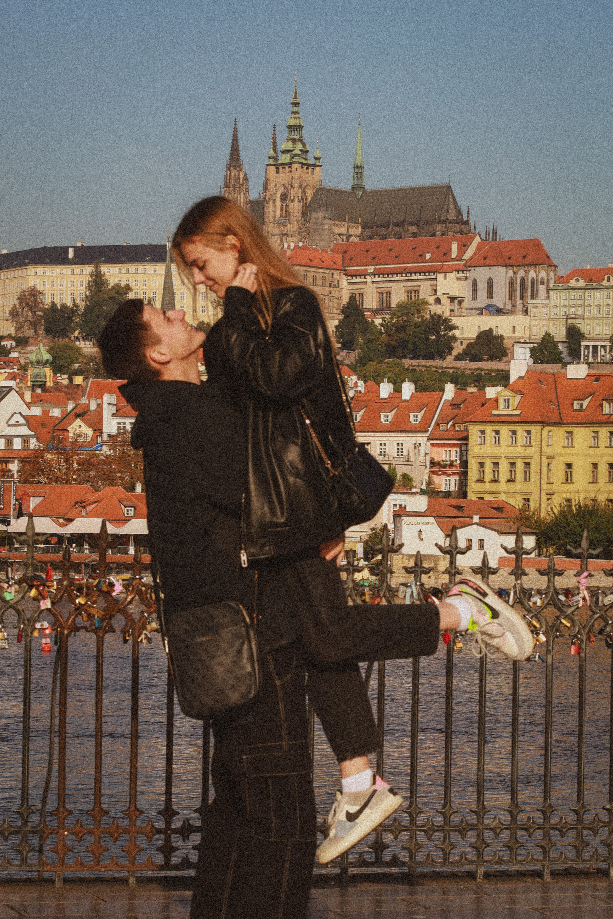 Photosession Lovestory on the Charles bridge Prague. Fotograf Praha a Plzeň. Lovestory, svatba, portrét, rodinné focení