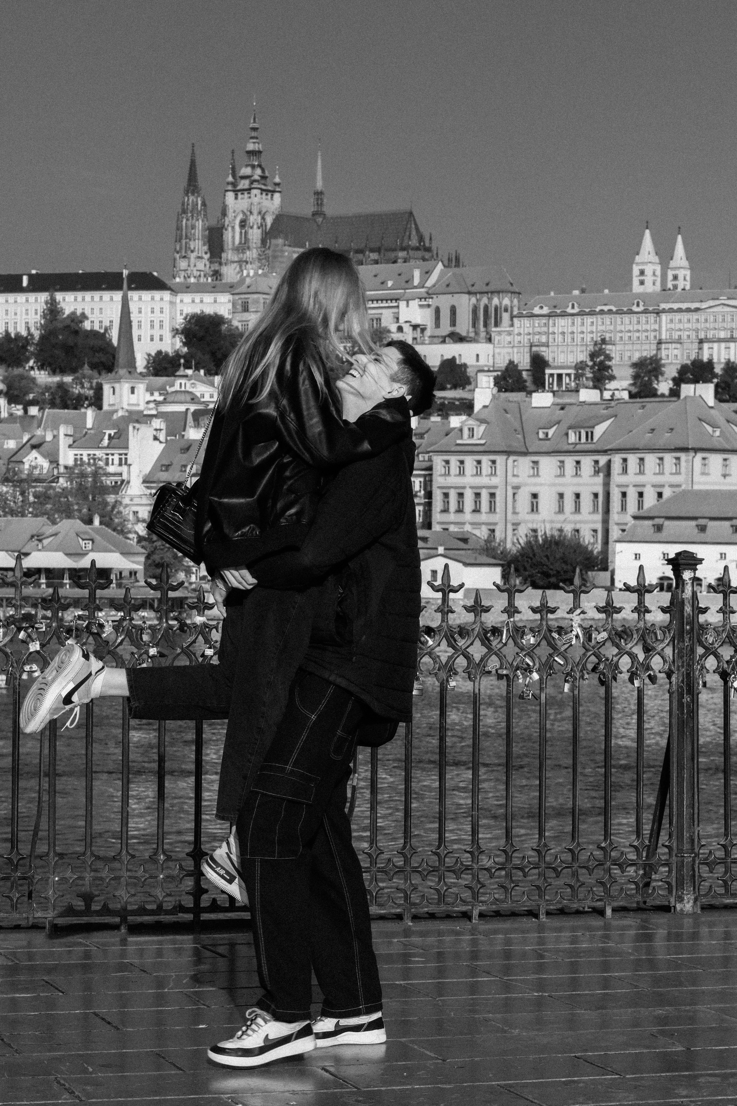 Photosession Lovestory on the Charles bridge Prague. Fotograf Praha a Plzeň. Lovestory, svatba, portrét, rodinné focení