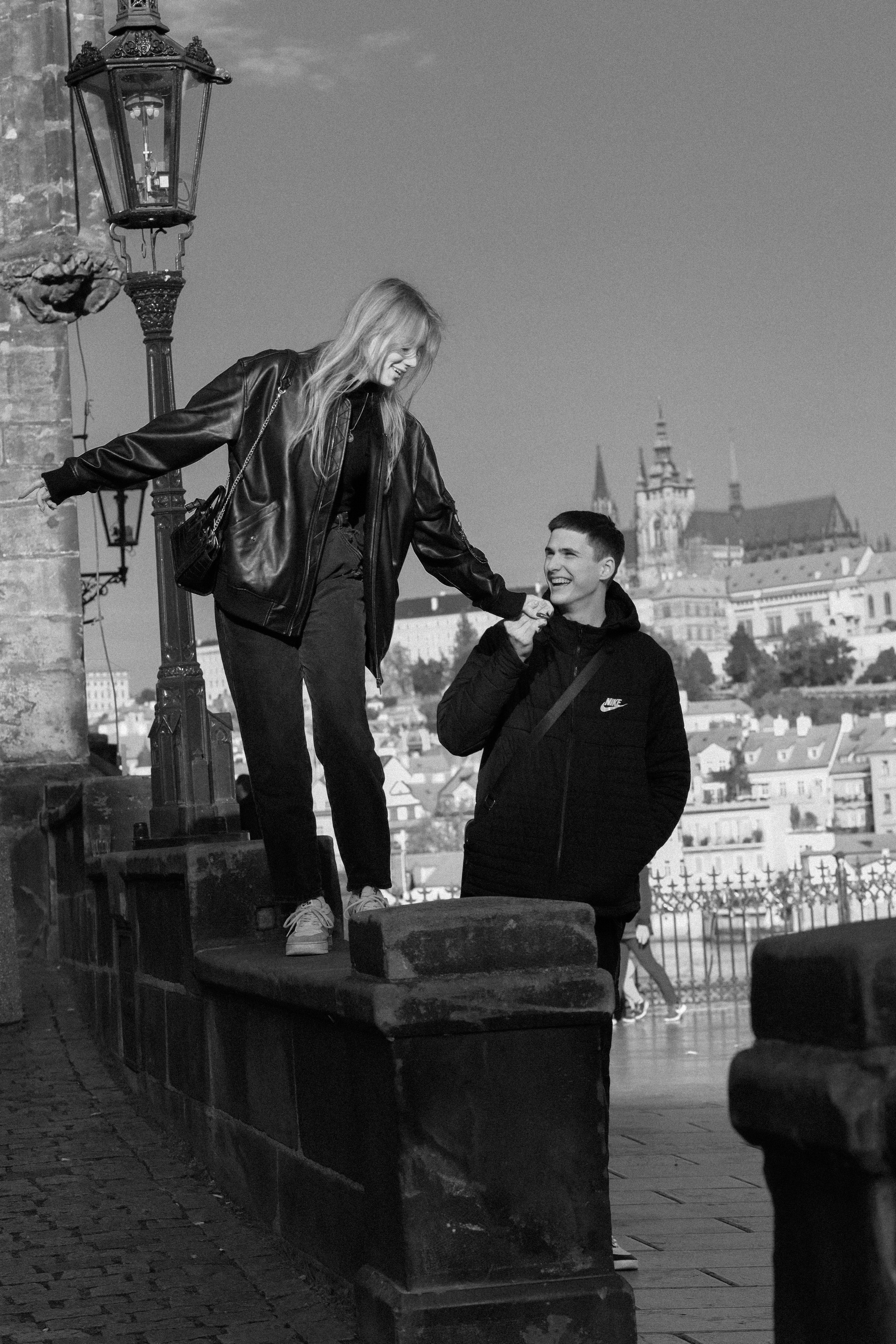 Photosession Lovestory on the Charles bridge Prague. Fotograf Praha a Plzeň. Lovestory, svatba, portrét, rodinné focení
