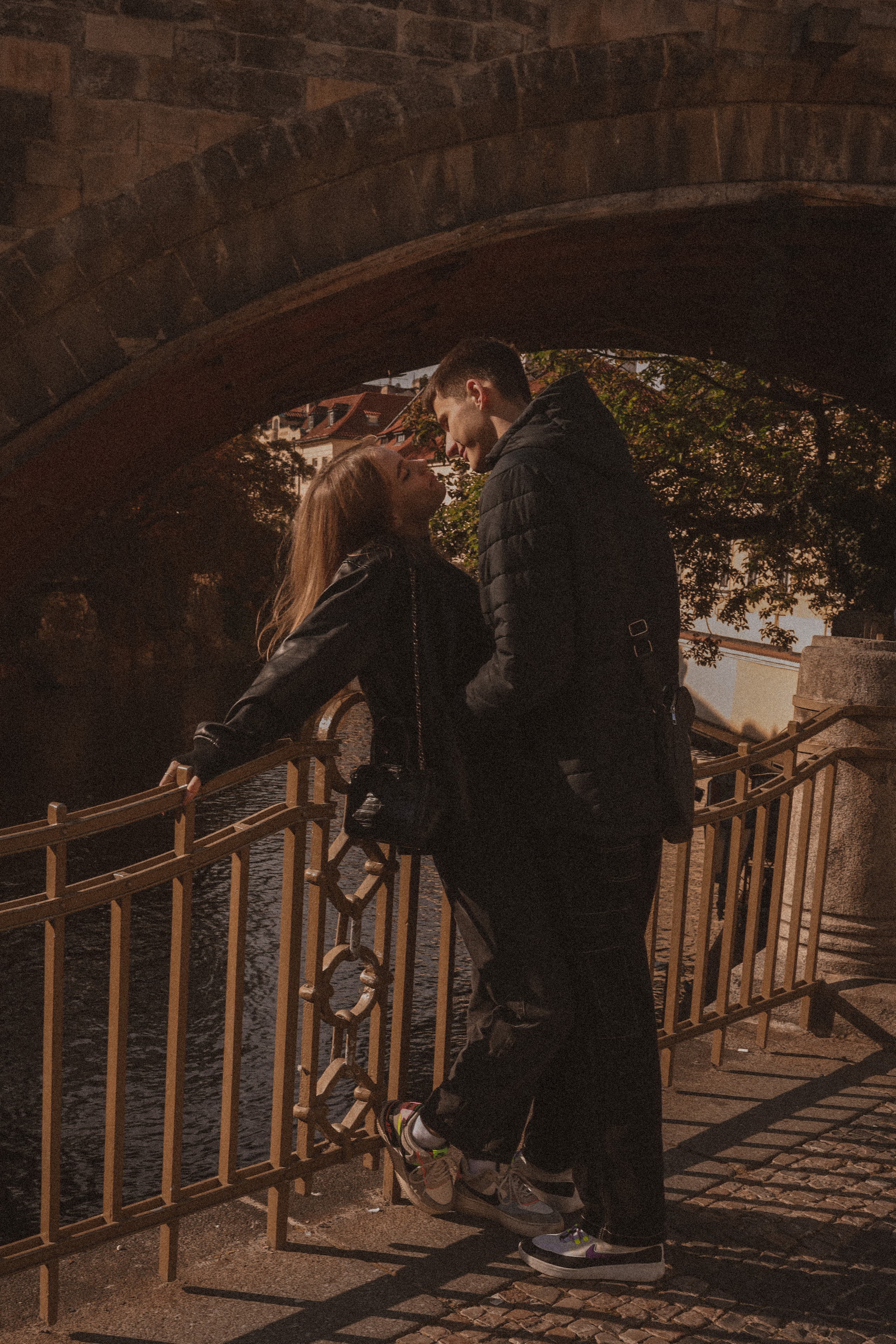 Photosession Lovestory on the Charles bridge Prague. Fotograf Praha a Plzeň. Lovestory, svatba, portrét, rodinné focení