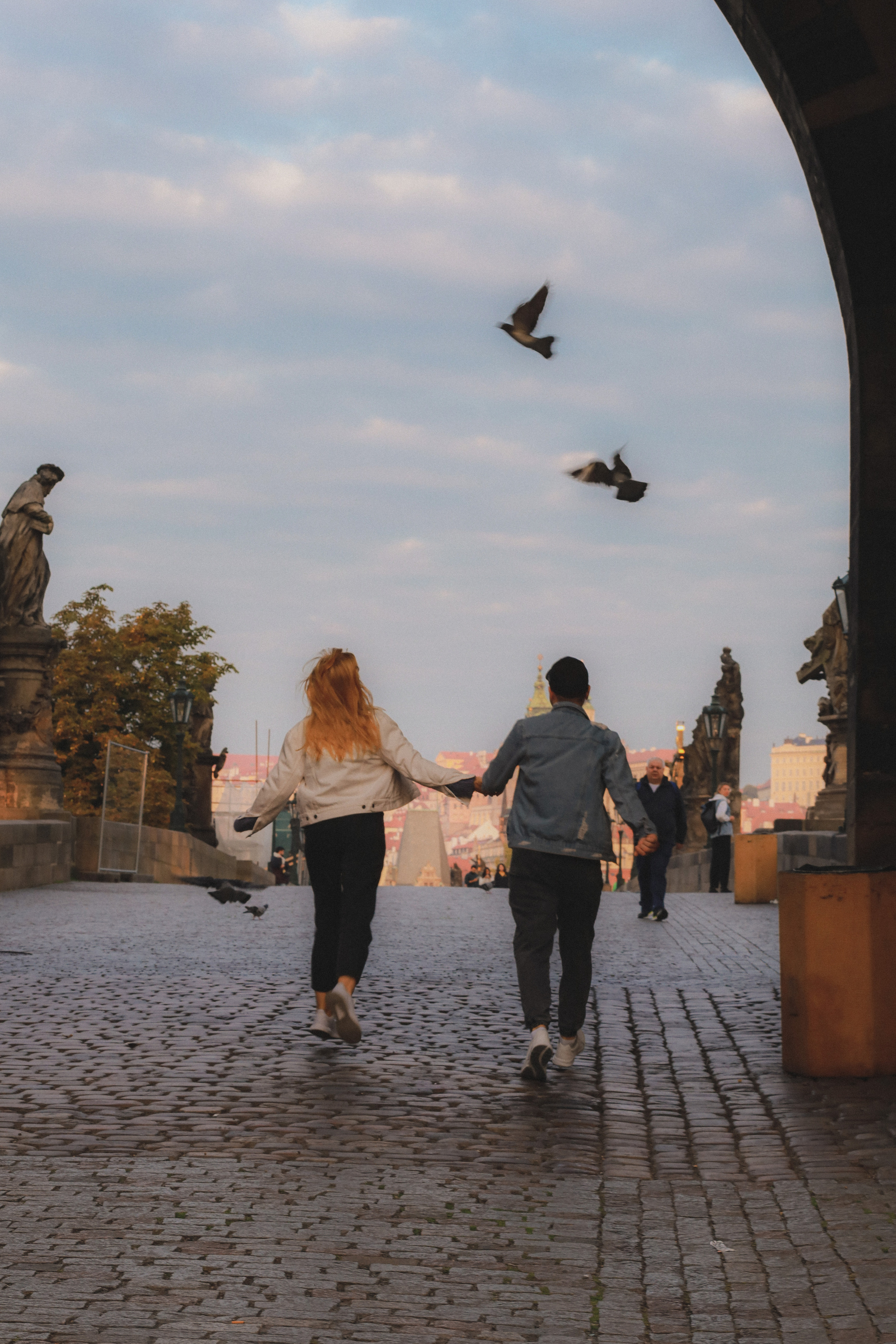 Лавстори на Карловом мосту, Прага. Fotograf Praha a Plzeň. Lovestory, svatba, portrét, rodinné focení