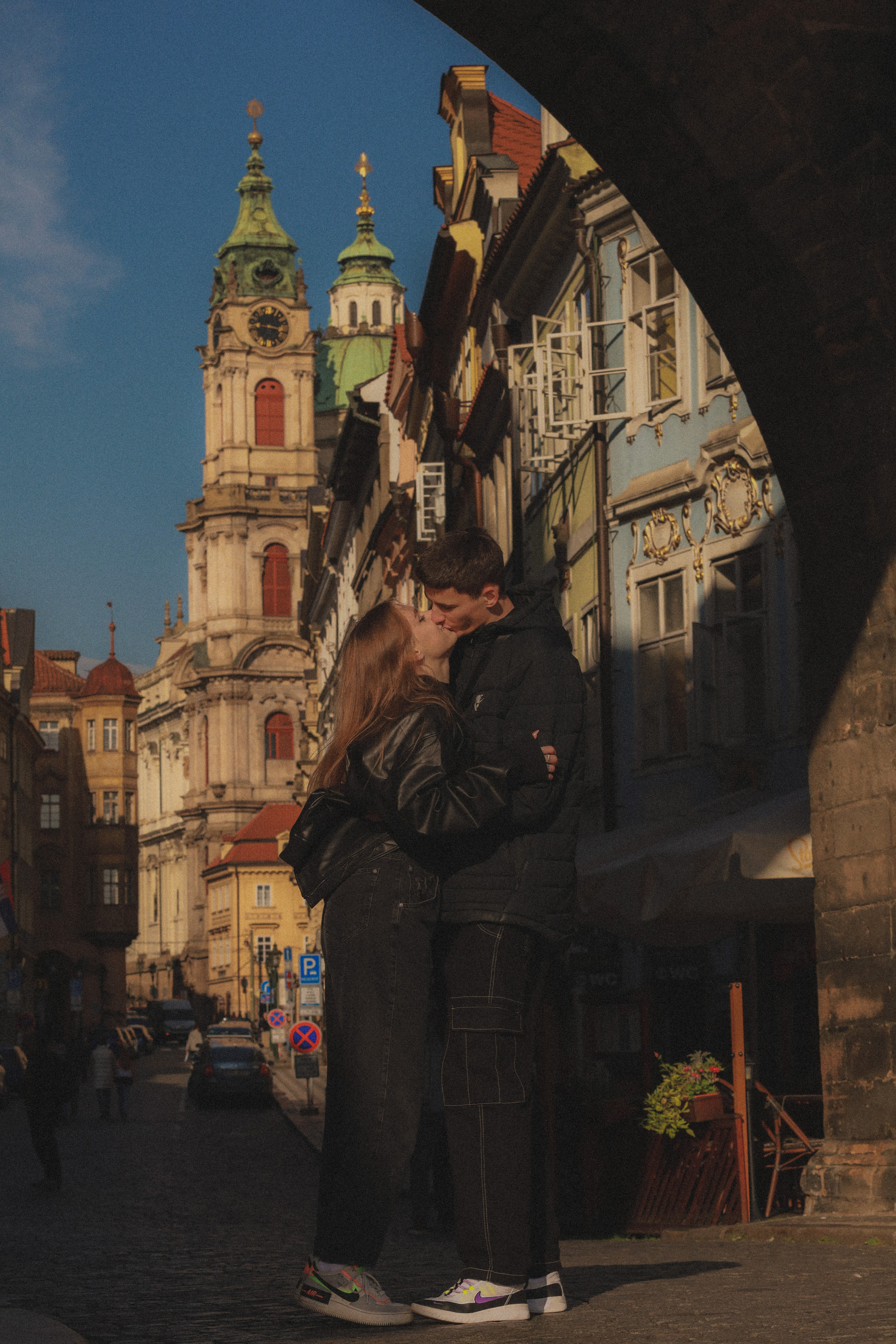Photosession Lovestory on the Charles bridge Prague. Fotograf Praha a Plzeň. Lovestory, svatba, portrét, rodinné focení
