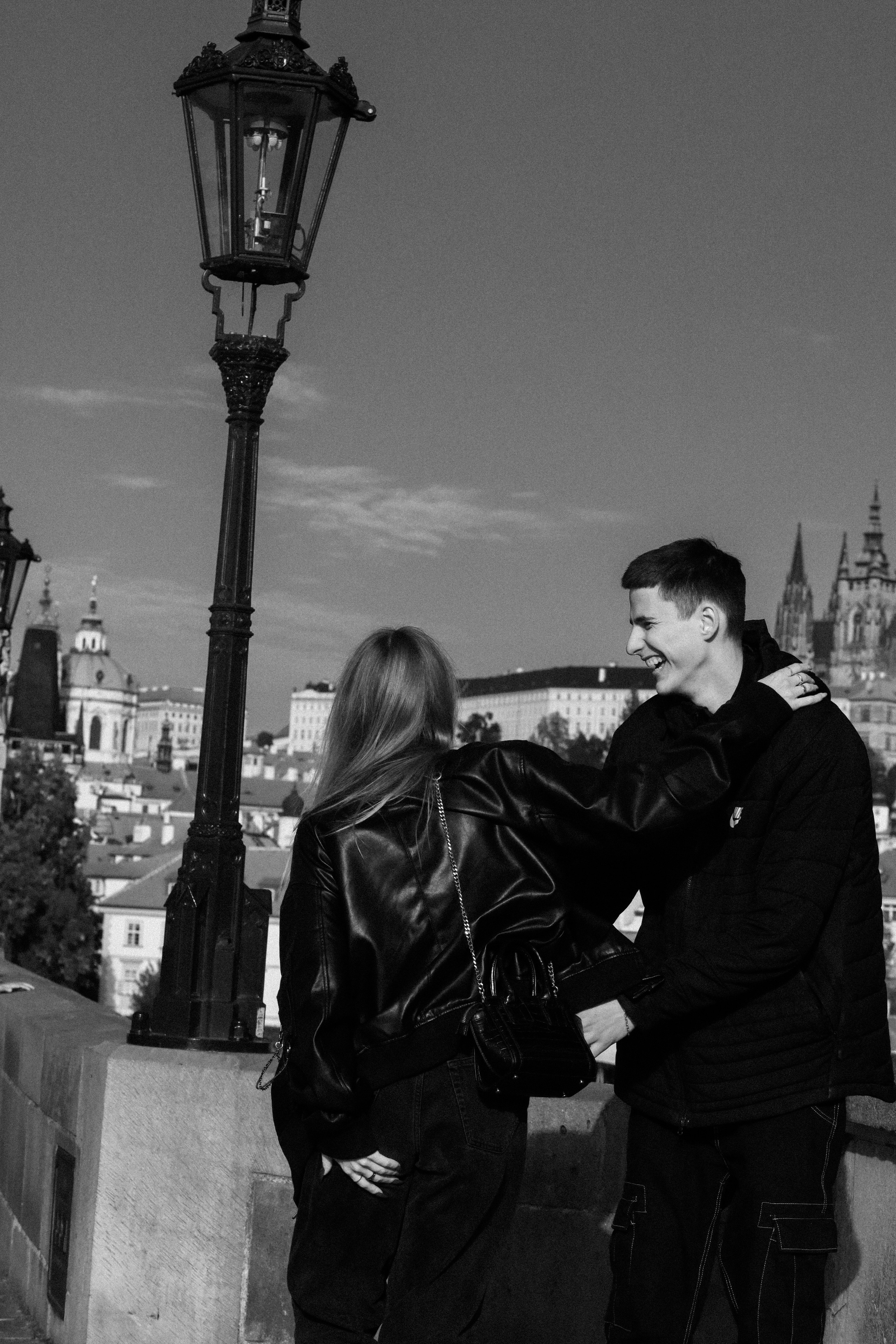 Photosession Lovestory on the Charles bridge Prague. Fotograf Praha a Plzeň. Lovestory, svatba, portrét, rodinné focení