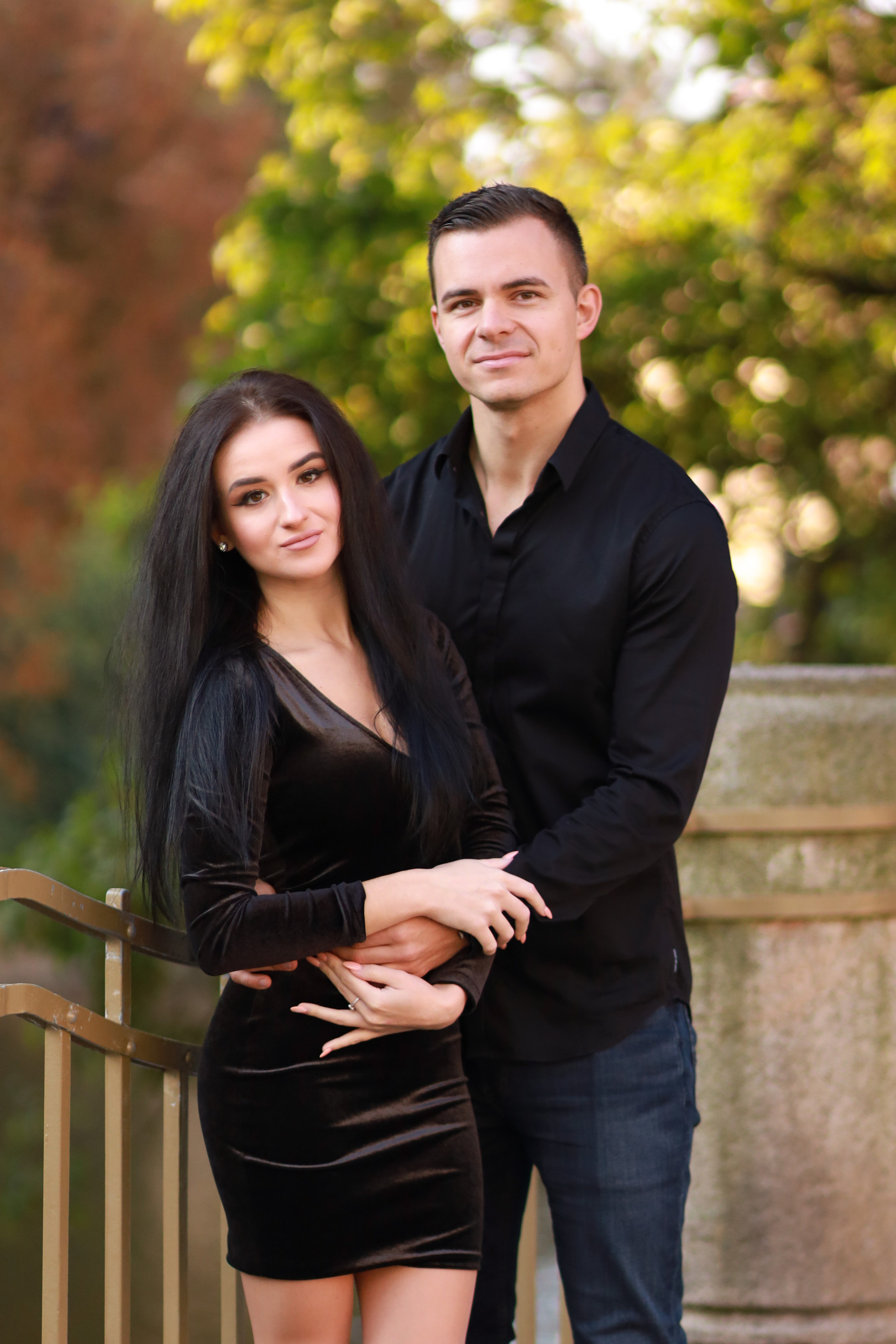 Фотосессия влюбленной пары на Карловом мосту. Fotograf Praha a Plzeň. Lovestory, svatba, portrét, rodinné focení