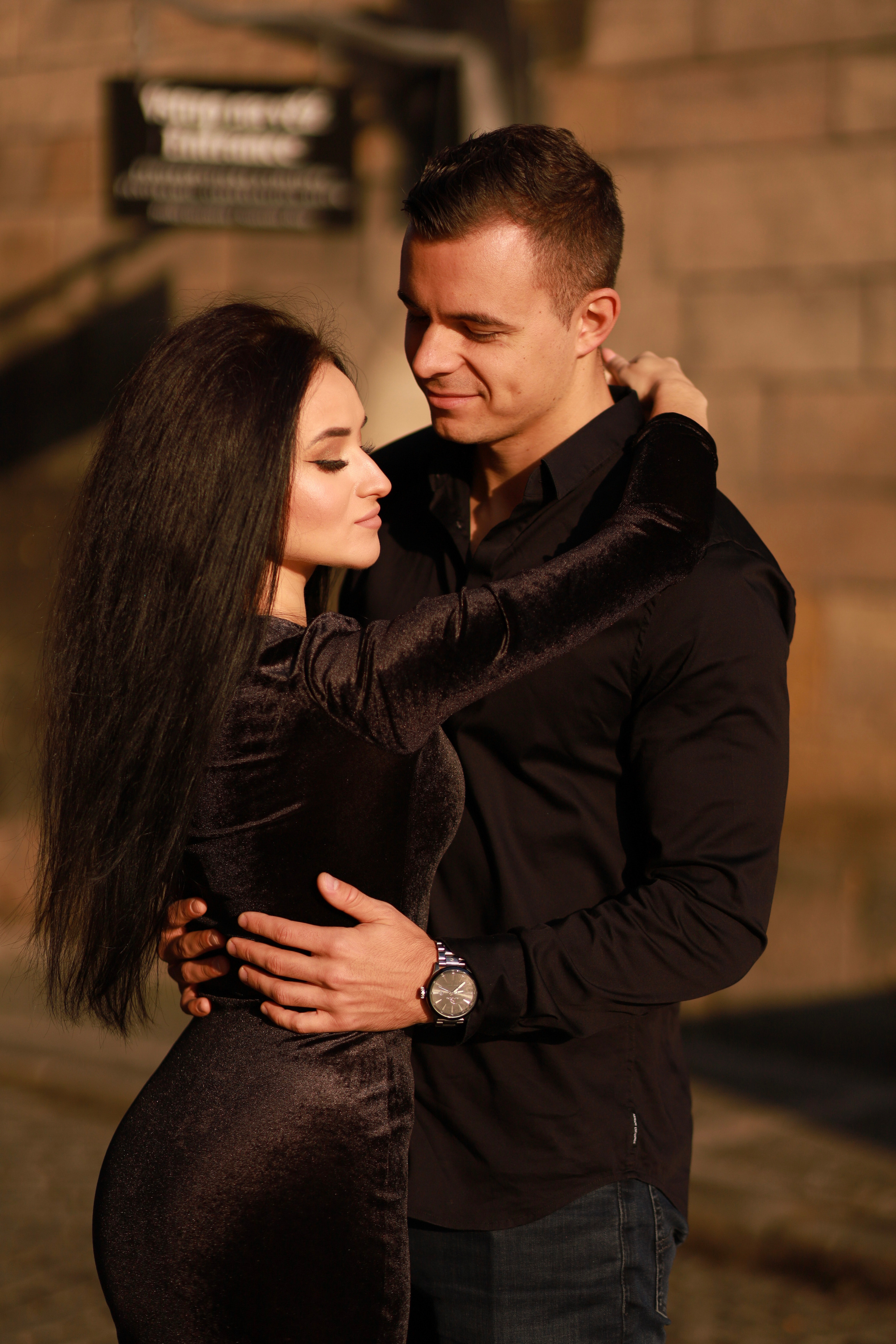 Фотосессия влюбленной пары на Карловом мосту. Fotograf Praha a Plzeň. Lovestory, svatba, portrét, rodinné focení