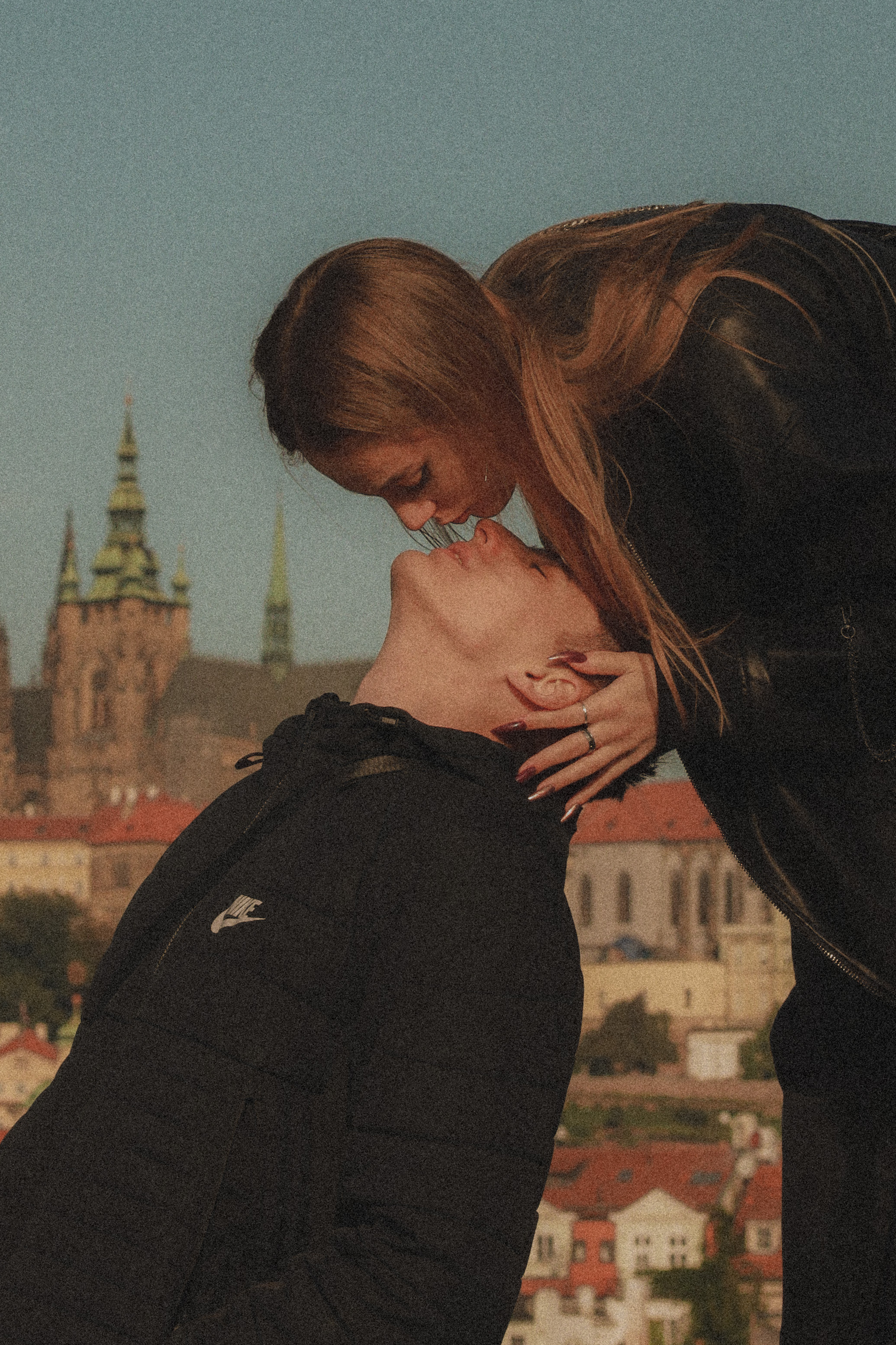 Photosession Lovestory on the Charles bridge Prague. Fotograf Praha a Plzeň. Lovestory, svatba, portrét, rodinné focení