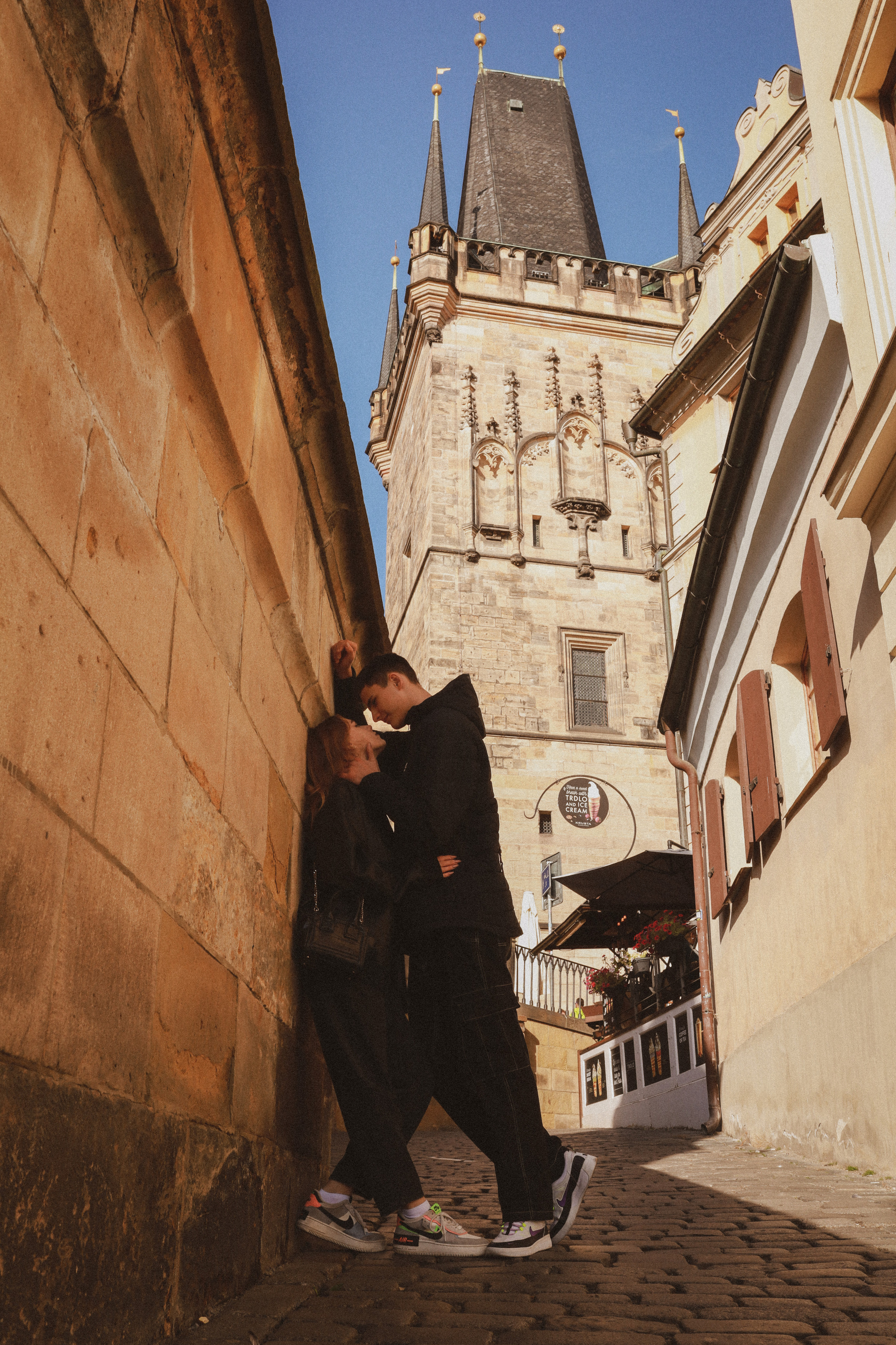 Photosession Lovestory on the Charles bridge Prague. Fotograf Praha a Plzeň. Lovestory, svatba, portrét, rodinné focení