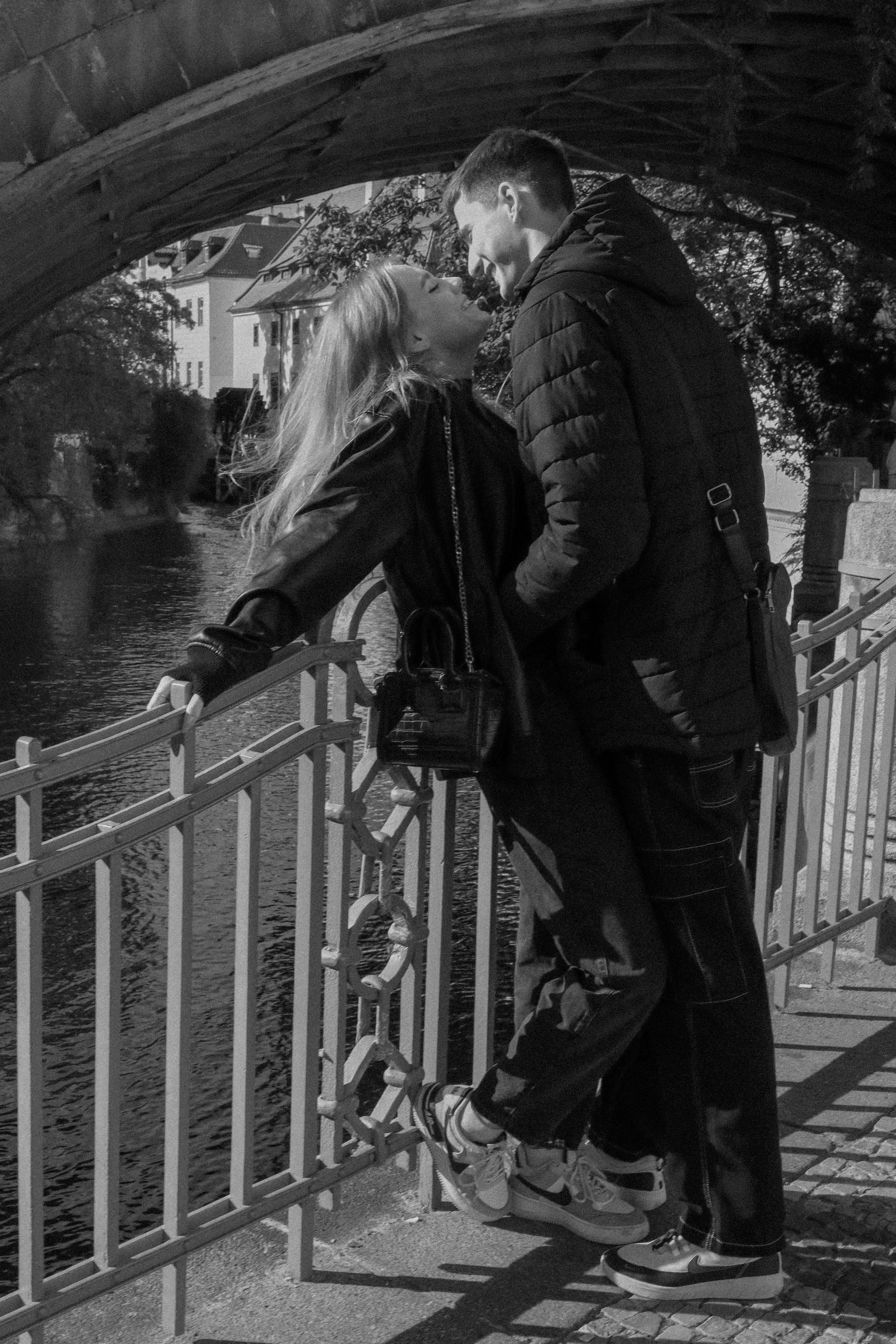 Photosession Lovestory on the Charles bridge Prague. Fotograf Praha a Plzeň. Lovestory, svatba, portrét, rodinné focení