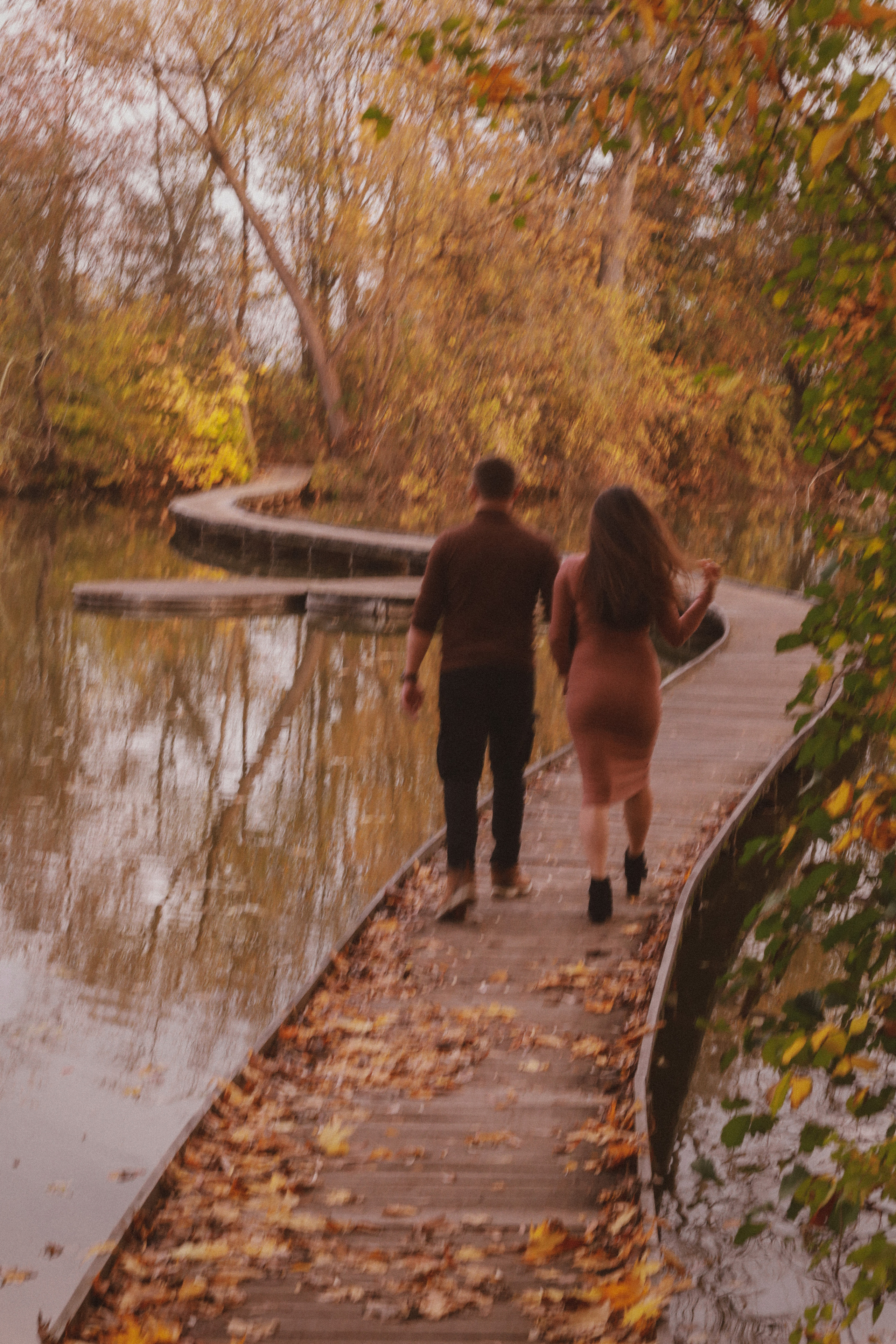 Podzimní focení v Praze na Vesteckém rybníku. Fotograf Praha a Plzeň. Lovestory, svatba, portrét, rodinné focení