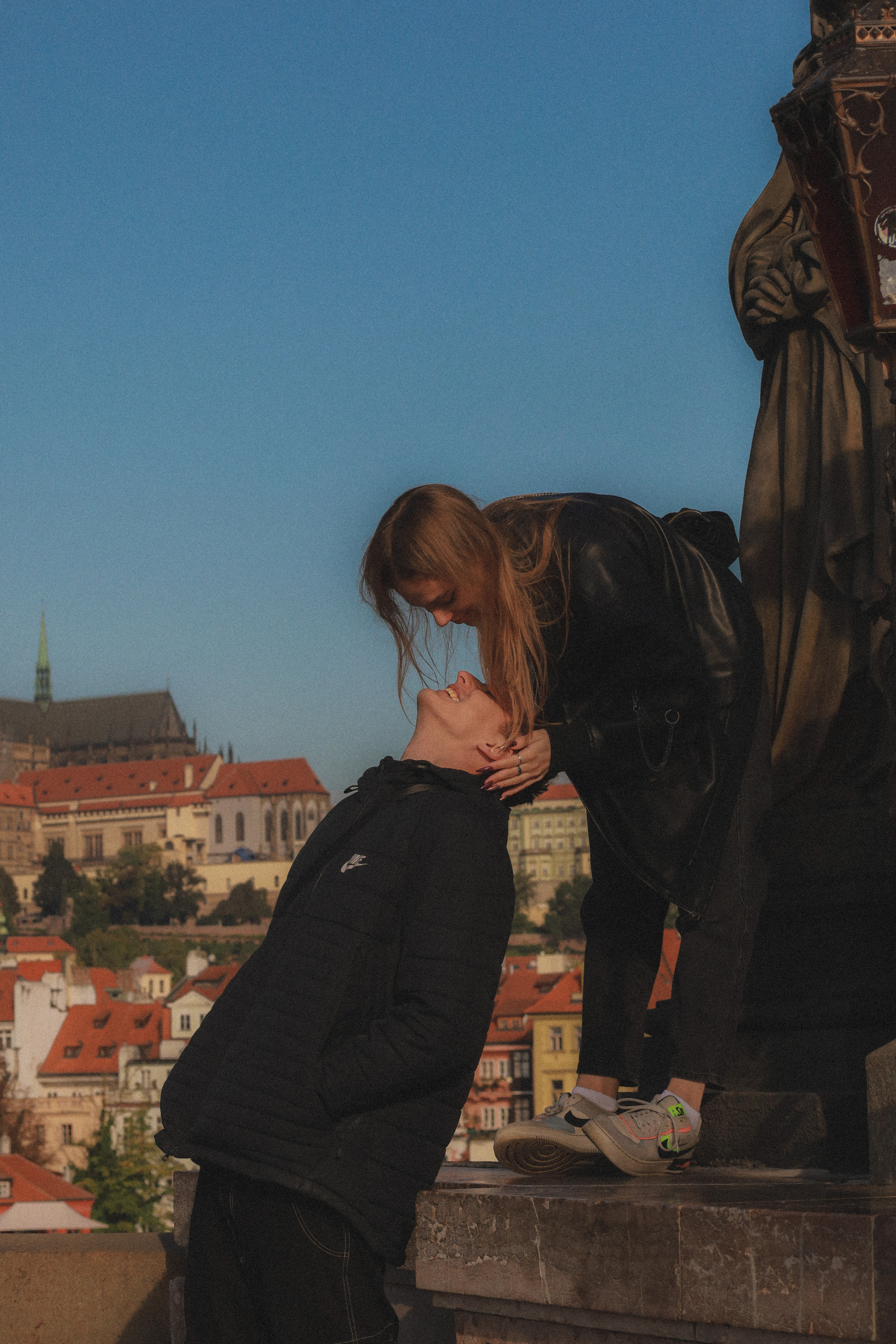 Photosession Lovestory on the Charles bridge Prague. Fotograf Praha a Plzeň. Lovestory, svatba, portrét, rodinné focení