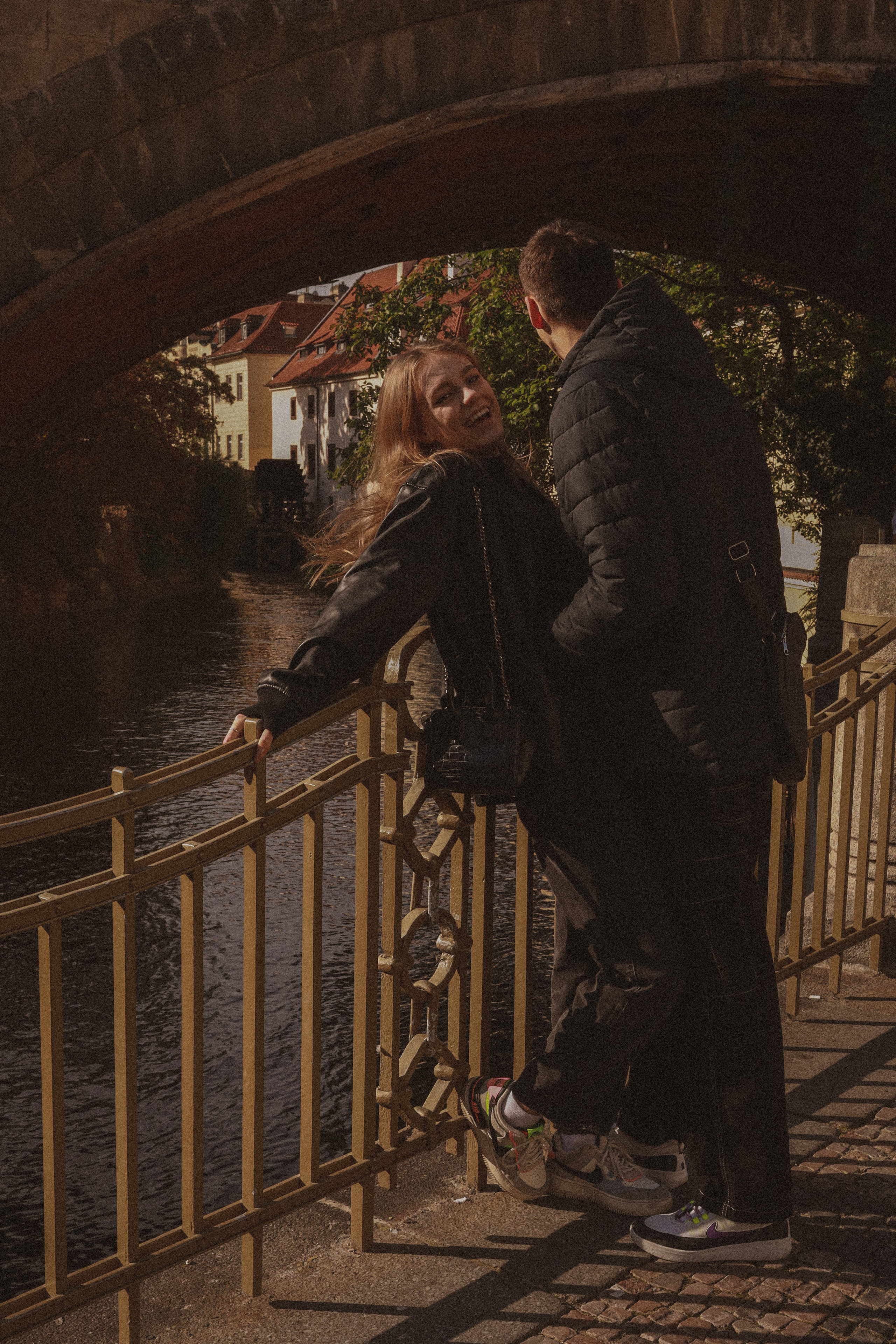 Photosession Lovestory on the Charles bridge Prague. Fotograf Praha a Plzeň. Lovestory, svatba, portrét, rodinné focení