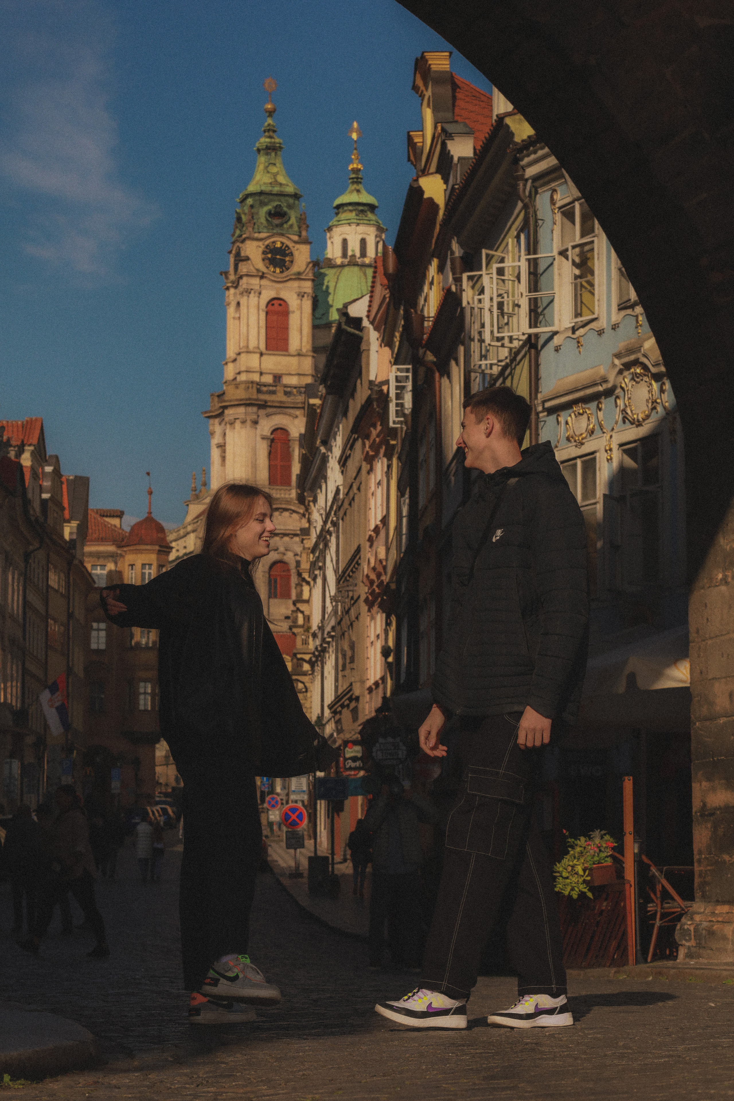 Photosession Lovestory on the Charles bridge Prague. Fotograf Praha a Plzeň. Lovestory, svatba, portrét, rodinné focení