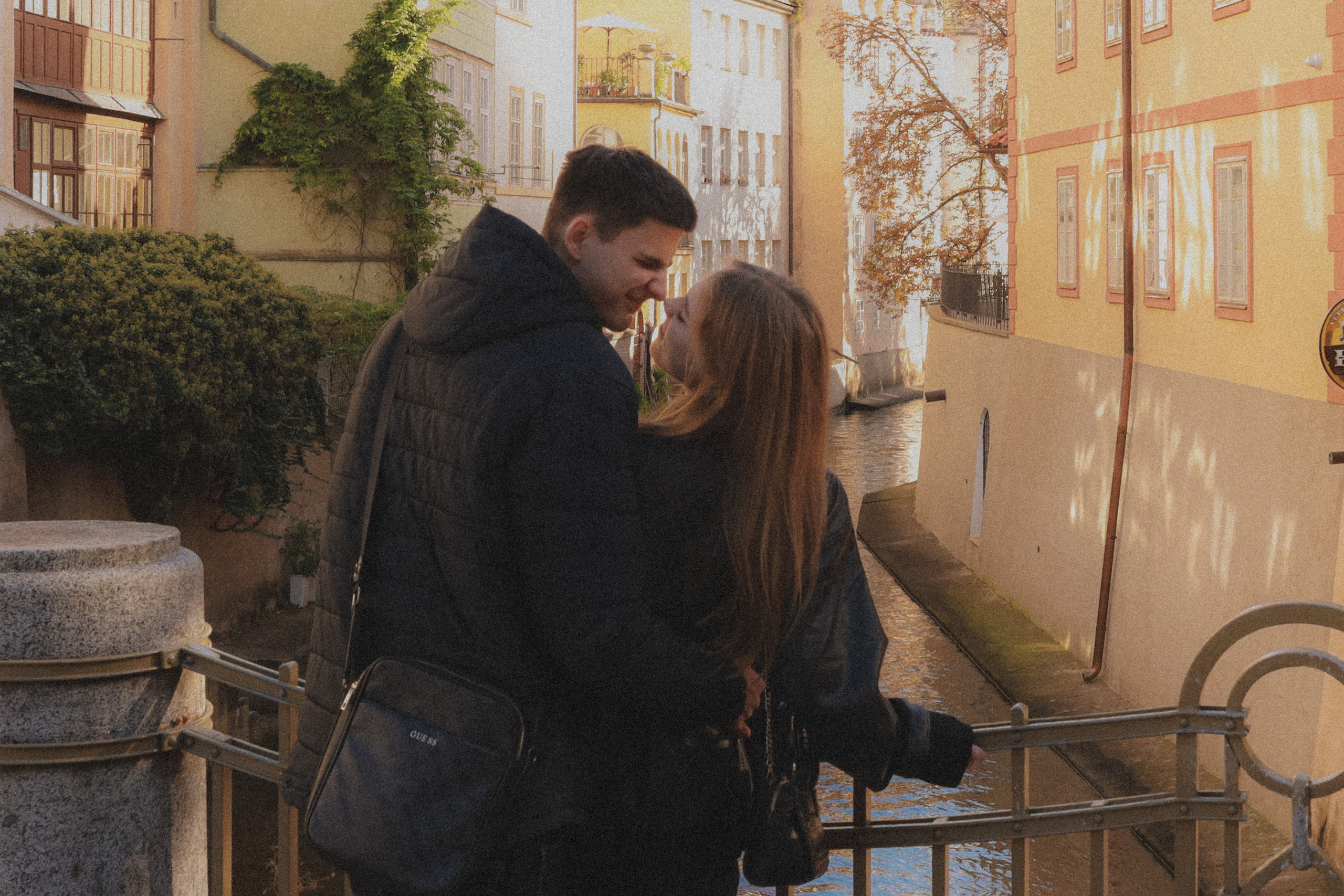 Photosession Lovestory on the Charles bridge Prague. Fotograf Praha a Plzeň. Lovestory, svatba, portrét, rodinné focení