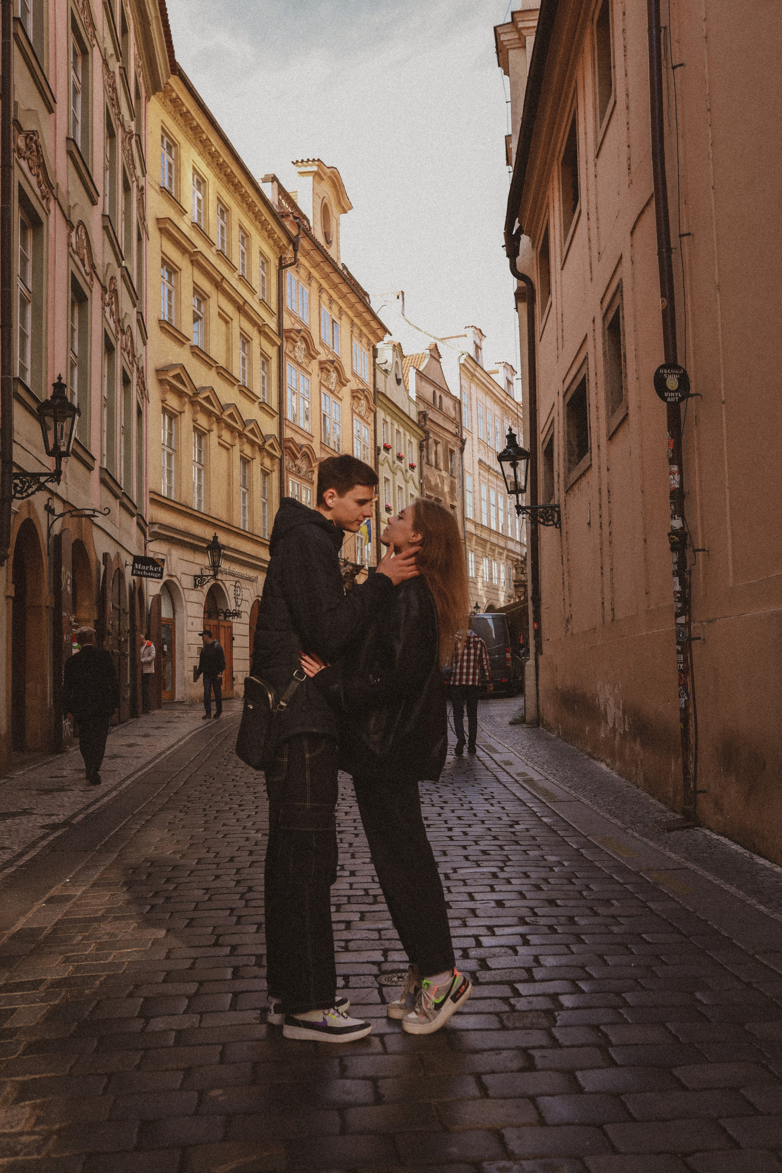 Photosession Lovestory on the Charles bridge Prague. Fotograf Praha a Plzeň. Lovestory, svatba, portrét, rodinné focení
