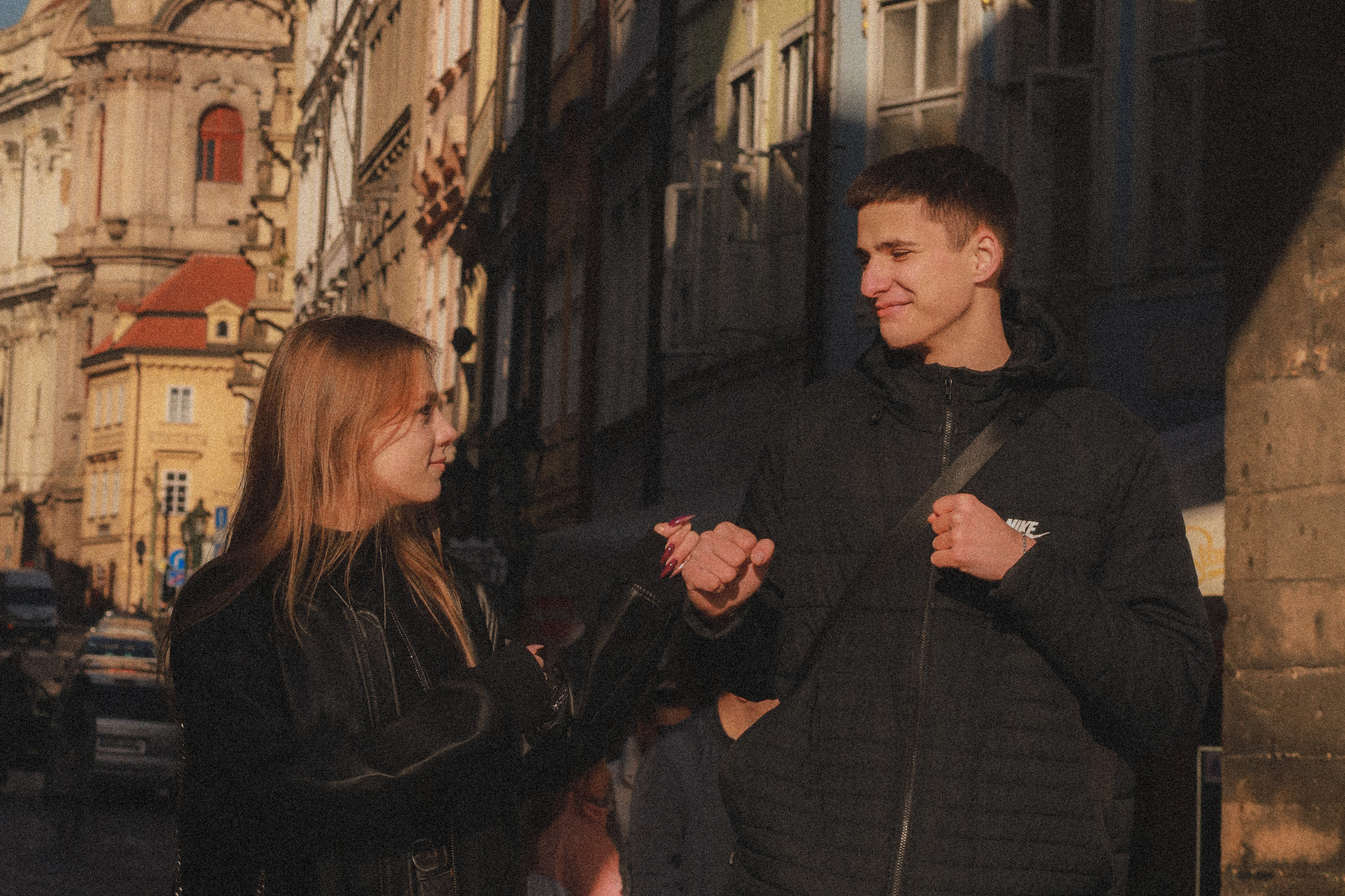 Photosession Lovestory on the Charles bridge Prague. Fotograf Praha a Plzeň. Lovestory, svatba, portrét, rodinné focení