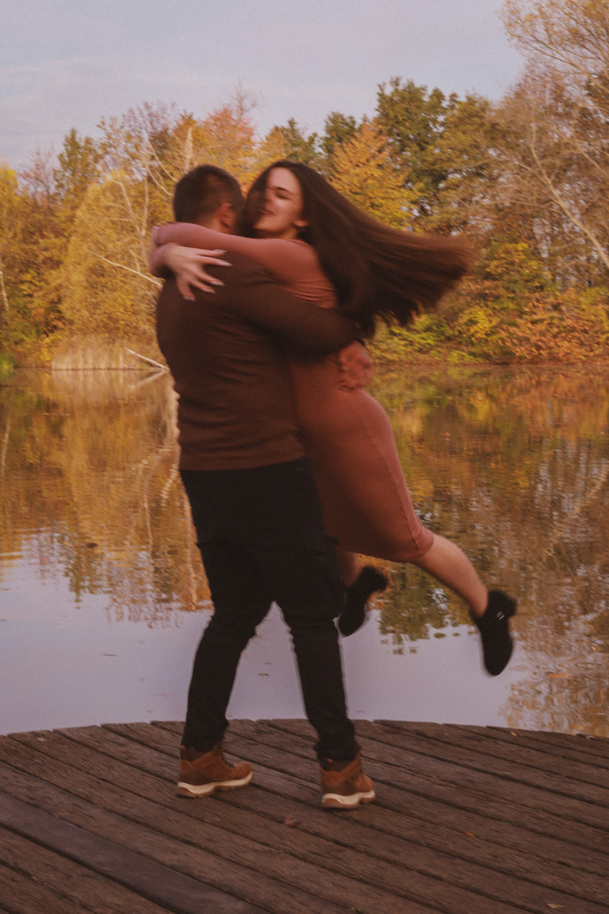 Podzimní focení v Praze na Vesteckém rybníku. Fotograf Praha a Plzeň. Lovestory, svatba, portrét, rodinné focení