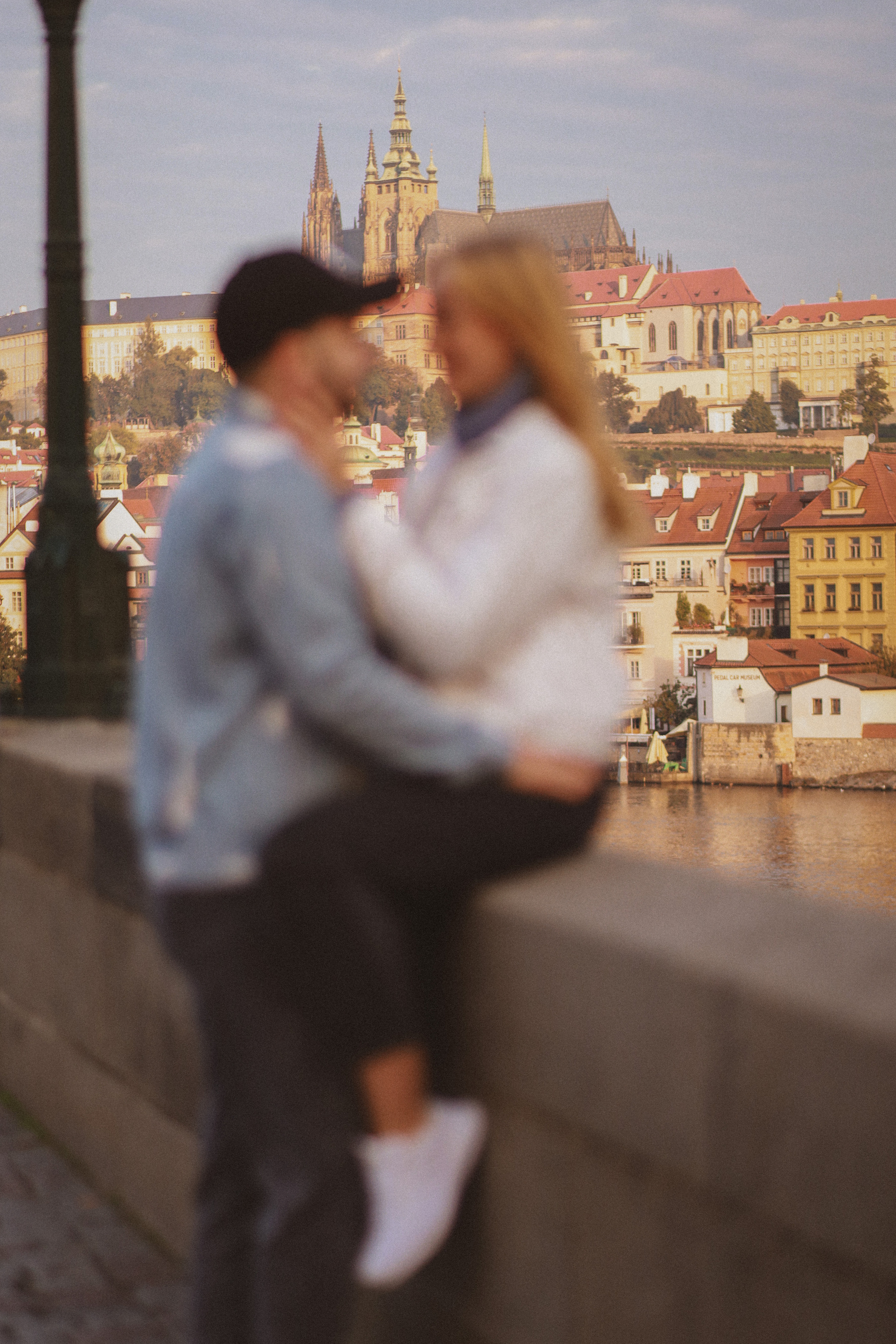 Лавстори на Карловом мосту, Прага. Fotograf Praha a Plzeň. Lovestory, svatba, portrét, rodinné focení