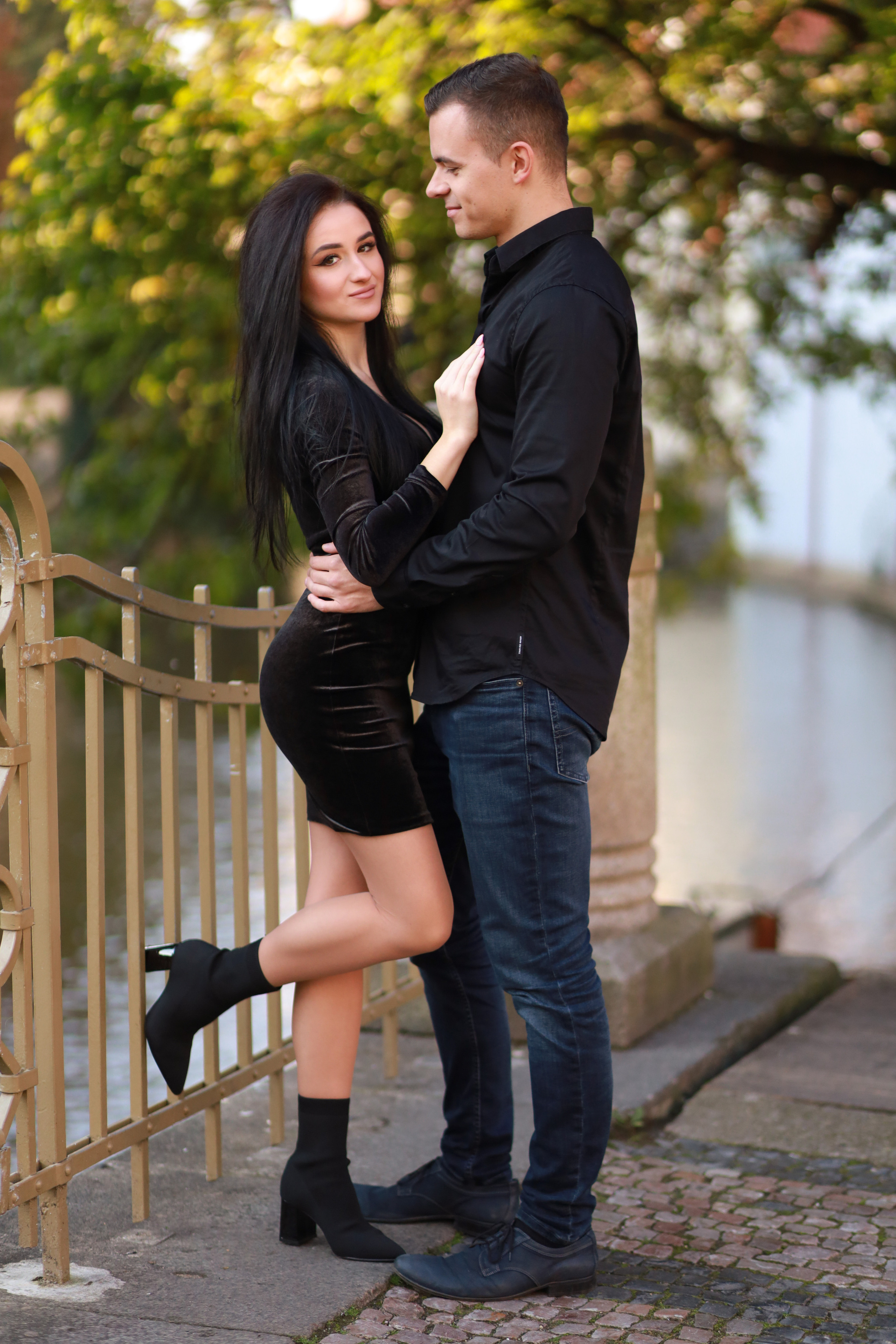 Фотосессия влюбленной пары на Карловом мосту. Fotograf Praha a Plzeň. Lovestory, svatba, portrét, rodinné focení