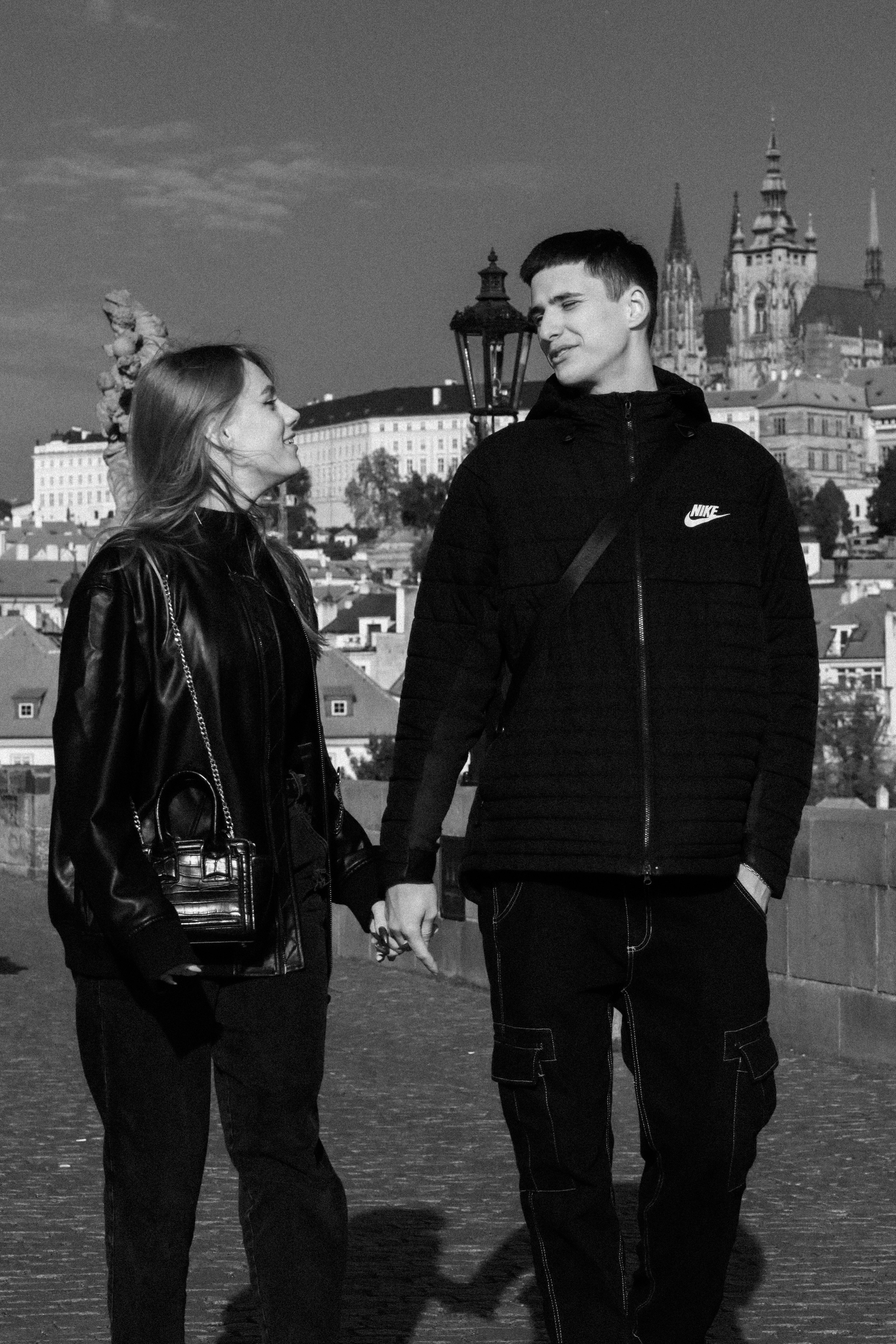 Photosession Lovestory on the Charles bridge Prague. Fotograf Praha a Plzeň. Lovestory, svatba, portrét, rodinné focení